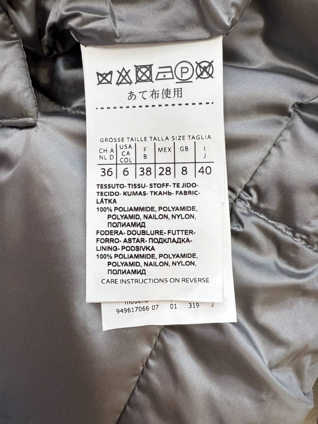 MX684#新款羽绒服⚠️2024。
Max 大横格 90% 白鹅绒 带帽 短款 拉链款羽绒服两面穿 灰
