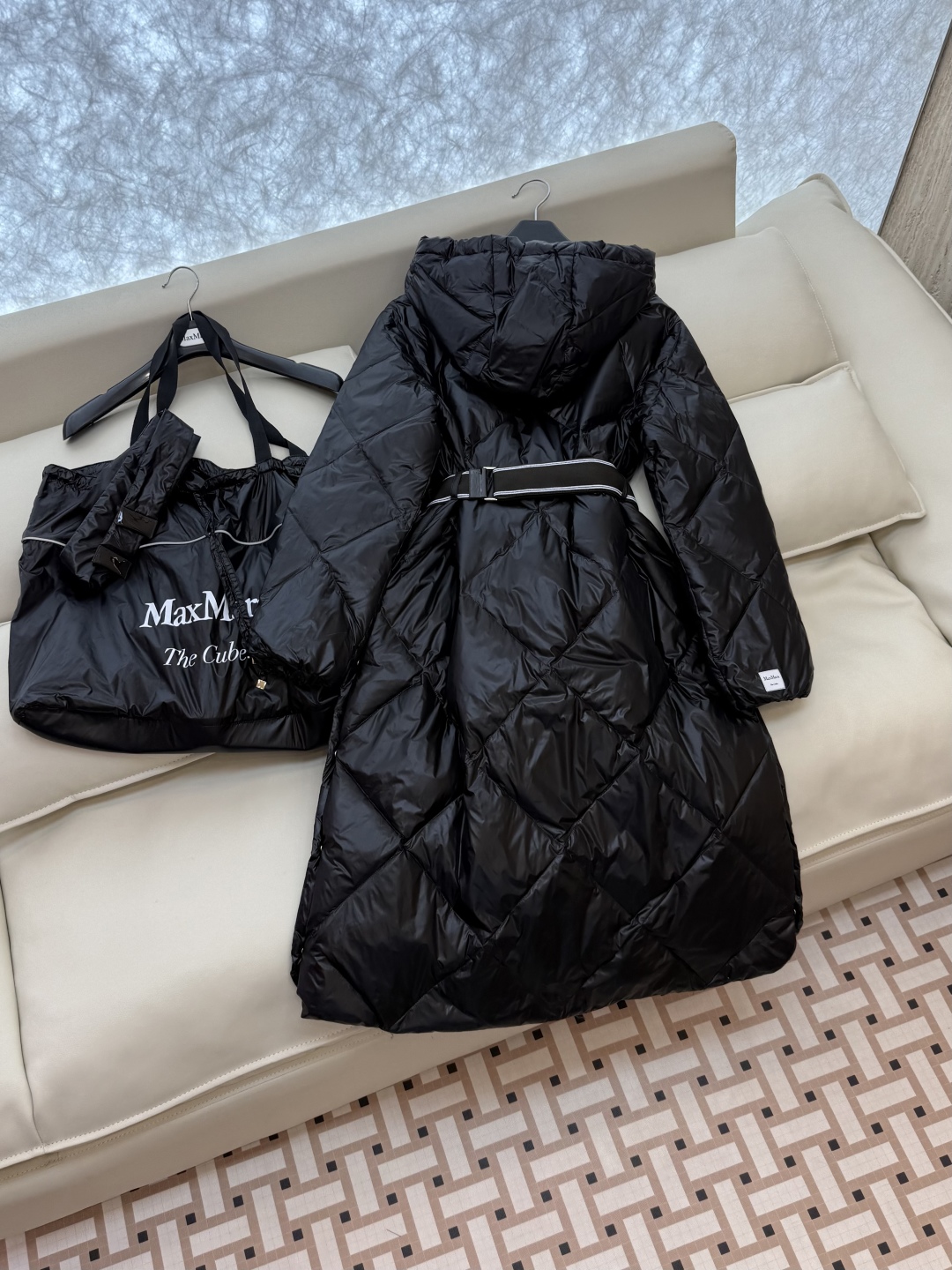 M673#新款羽绒服⚠️2025。
Max 菱形格 90% 白鹅绒 带帽 修身款 定制腰带羽绒服 黑色 