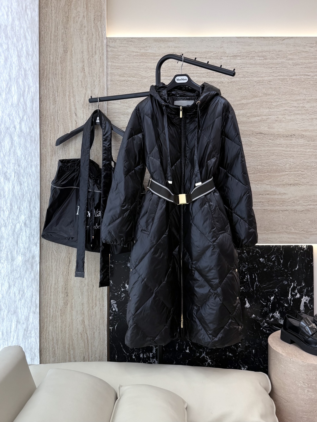 M673#新款羽绒服⚠️2025。
Max 菱形格 90% 白鹅绒 带帽 修身款 定制腰带羽绒服 黑色 