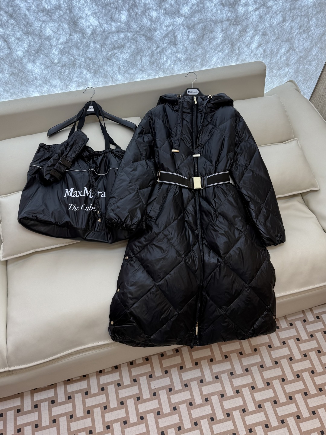 M673#新款羽绒服⚠️2025。
Max 菱形格 90% 白鹅绒 带帽 修身款 定制腰带羽绒服 黑色 