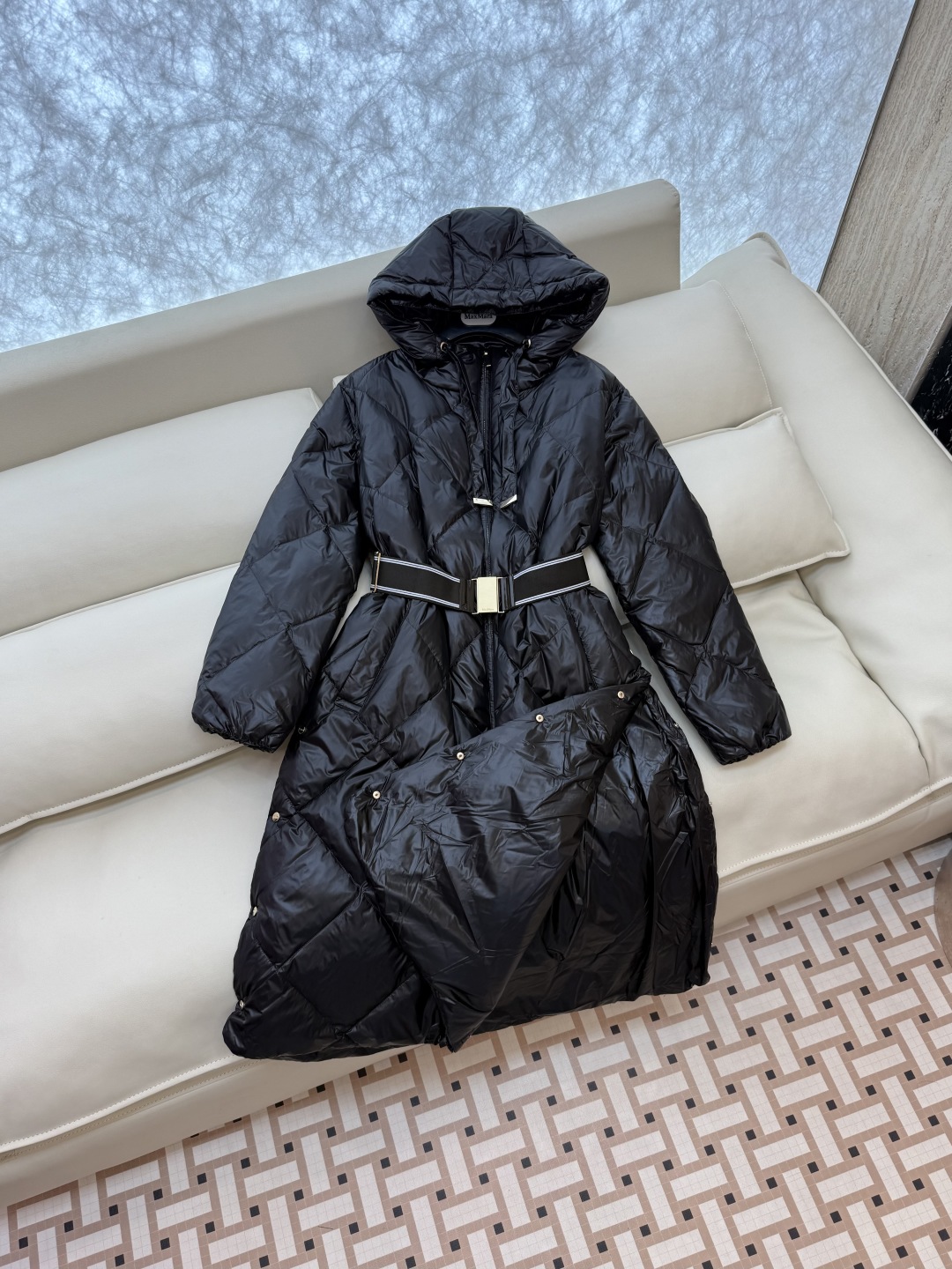 M673#新款羽绒服⚠️2025。
Max 菱形格 90% 白鹅绒 带帽 修身款 定制腰带羽绒服 黑色 