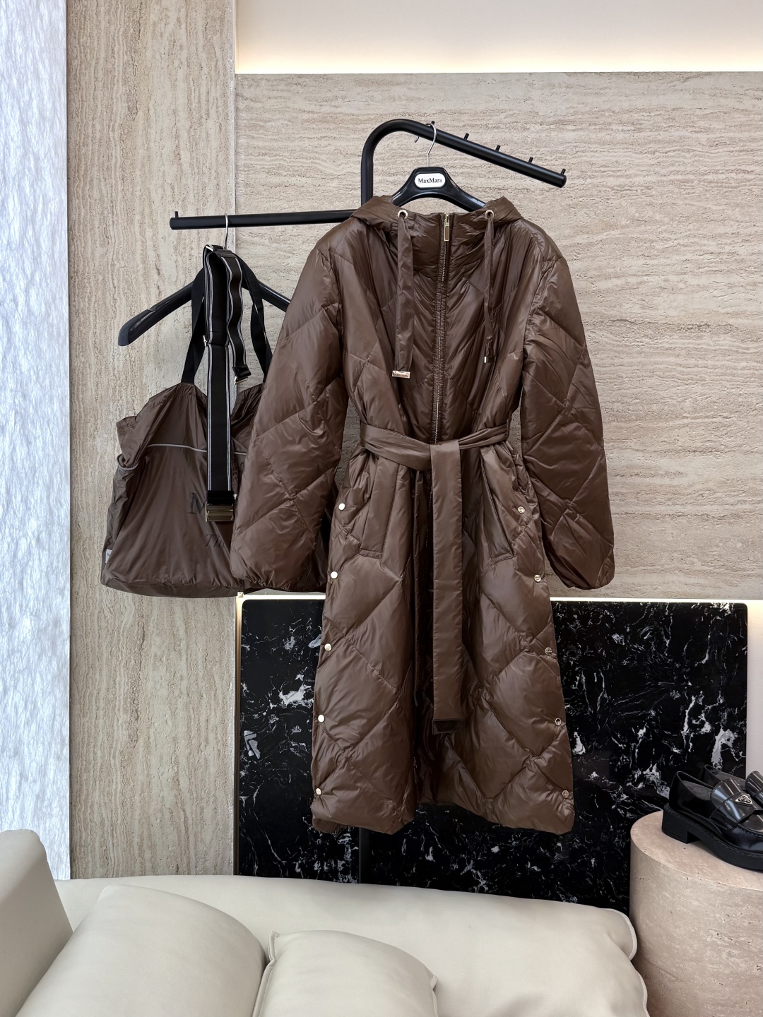 M673#新款羽绒服⚠️2025。
Max 菱形格 90% 白鹅绒 带帽 修身款 定制腰带羽绒服 黑色 