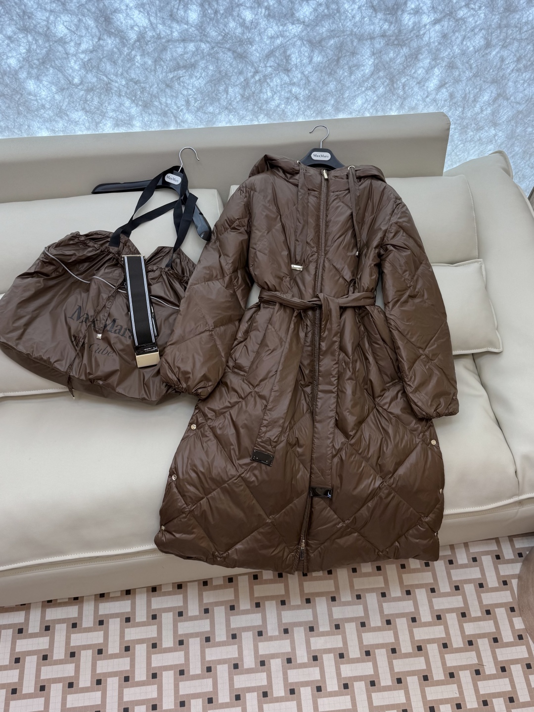 M673#新款羽绒服⚠️2025。
Max 菱形格 90% 白鹅绒 带帽 修身款 定制腰带羽绒服 黑色 