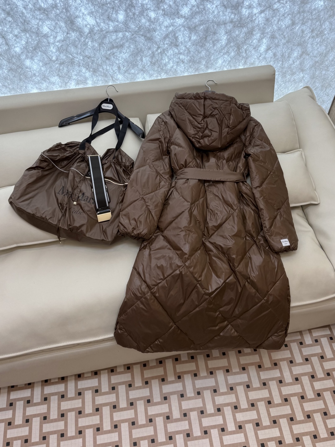 M673#新款羽绒服⚠️2025。
Max 菱形格 90% 白鹅绒 带帽 修身款 定制腰带羽绒服 黑色 