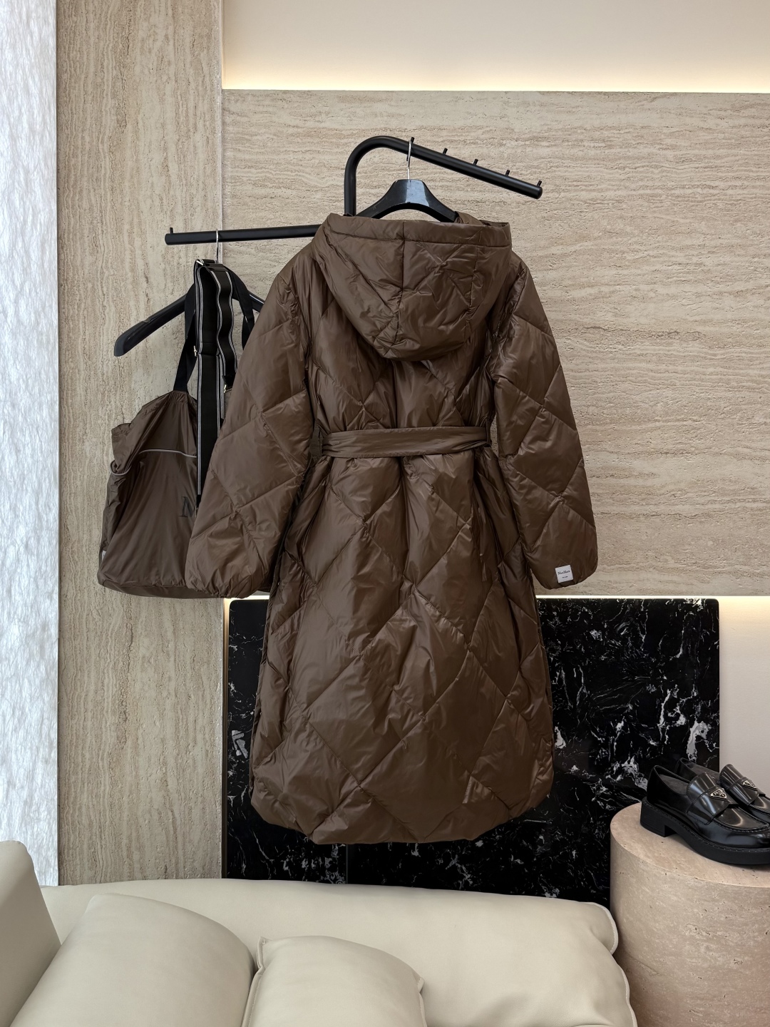 M673#新款羽绒服⚠️2025。
Max 菱形格 90% 白鹅绒 带帽 修身款 定制腰带羽绒服 黑色 