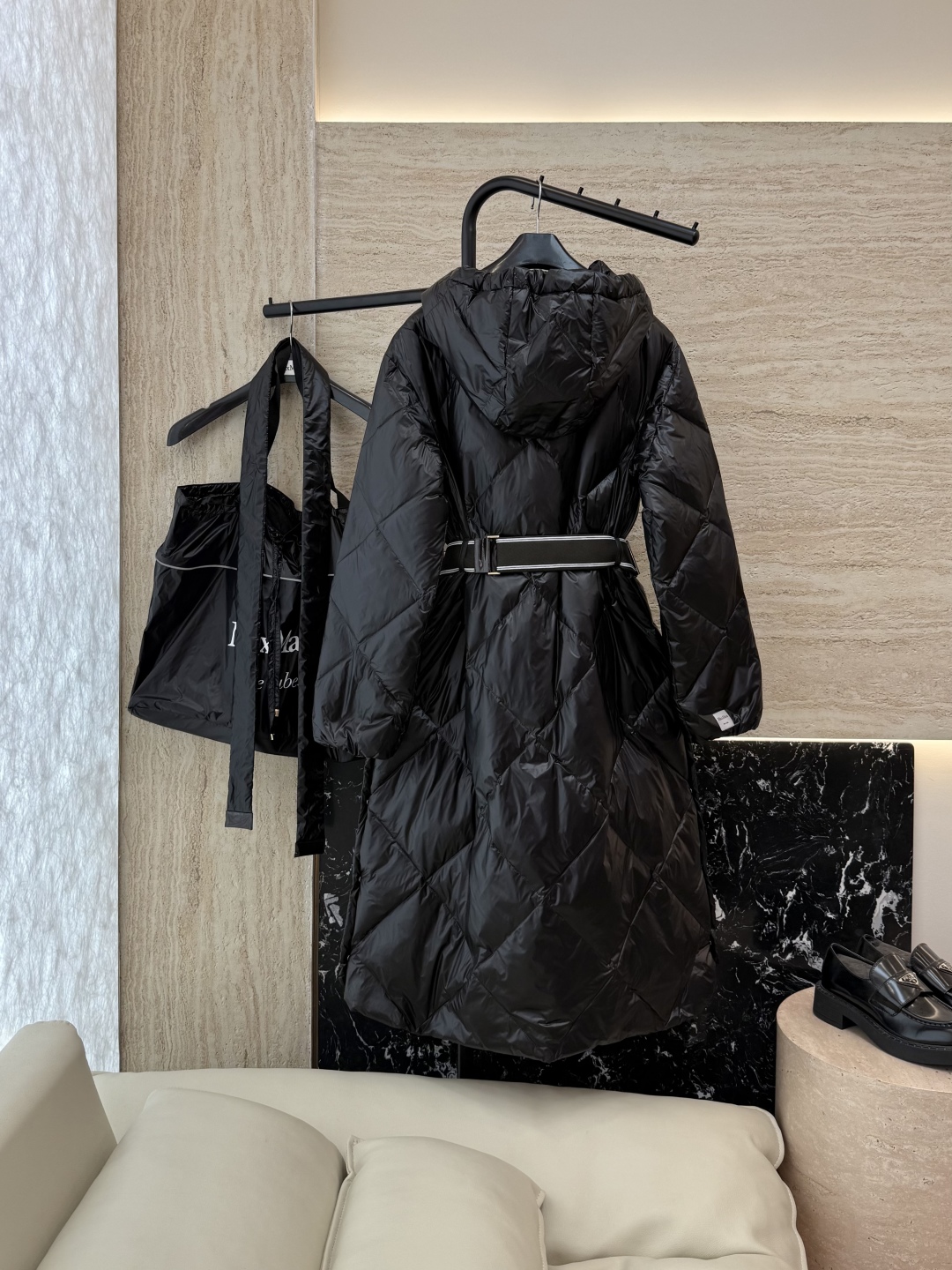 M673#新款羽绒服⚠️2025。
Max 菱形格 90% 白鹅绒 带帽 修身款 定制腰带羽绒服 黑色 