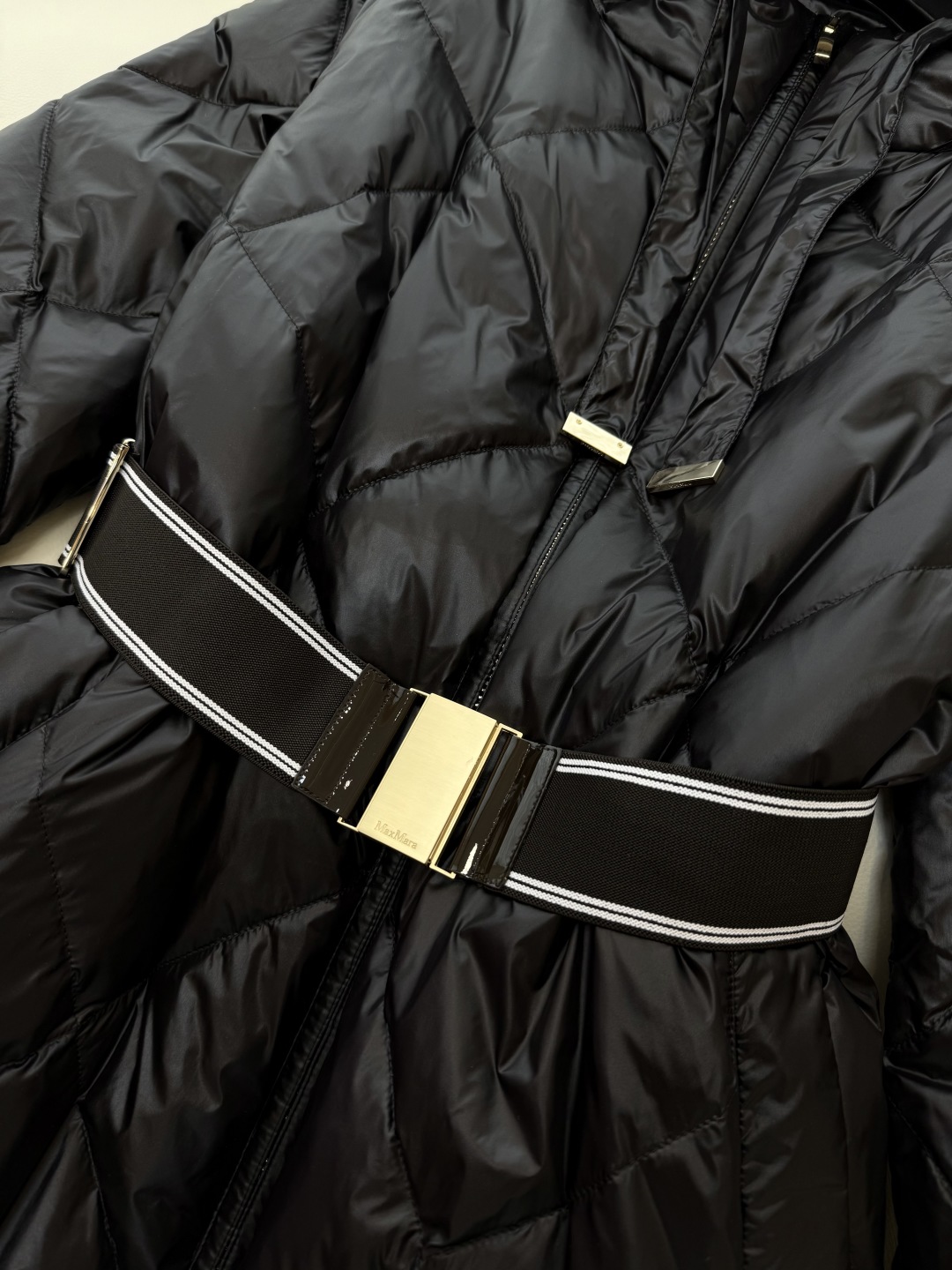 M673#新款羽绒服⚠️2025。
Max 菱形格 90% 白鹅绒 带帽 修身款 定制腰带羽绒服 黑色 