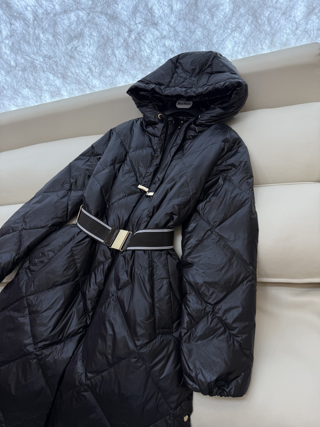 M673#新款羽绒服⚠️2025。
Max 菱形格 90% 白鹅绒 带帽 修身款 定制腰带羽绒服 黑色 