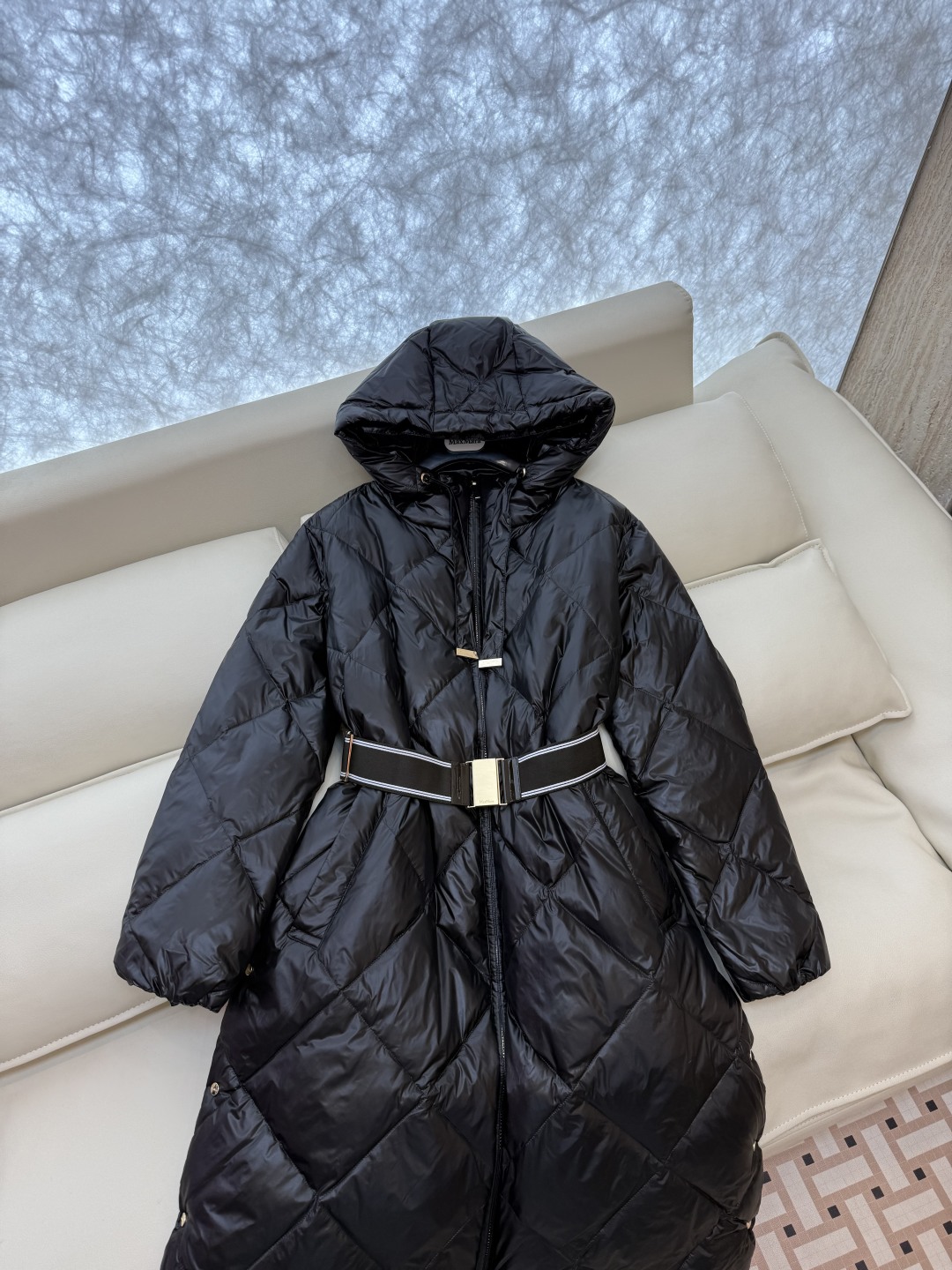 M673#新款羽绒服⚠️2025。
Max 菱形格 90% 白鹅绒 带帽 修身款 定制腰带羽绒服 黑色 