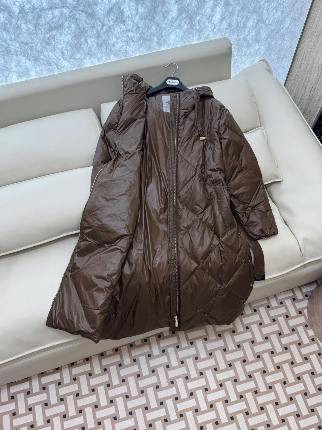 M673#新款羽绒服⚠️2025。
Max 菱形格 90% 白鹅绒 带帽 修身款 定制腰带羽绒服 黑色 