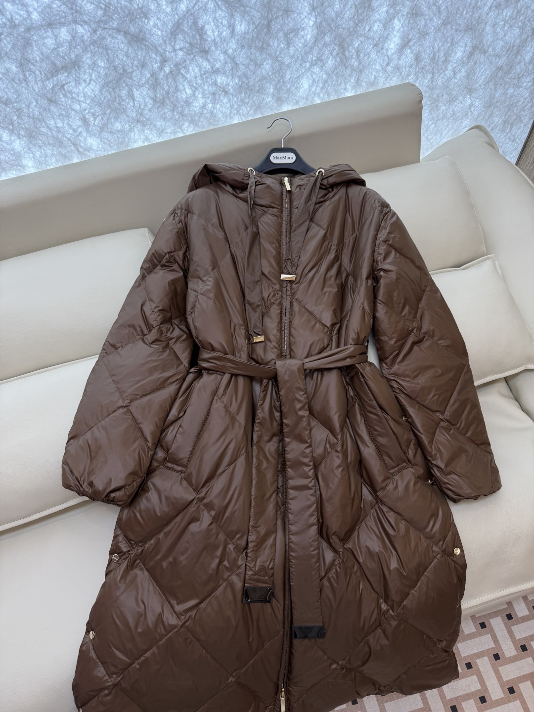 M673#新款羽绒服⚠️2025。
Max 菱形格 90% 白鹅绒 带帽 修身款 定制腰带羽绒服 黑色 