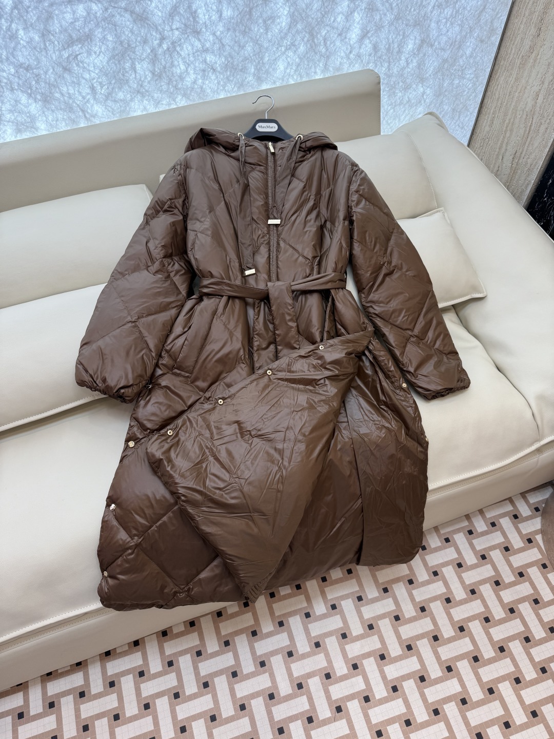 M673#新款羽绒服⚠️2025。
Max 菱形格 90% 白鹅绒 带帽 修身款 定制腰带羽绒服 黑色 
