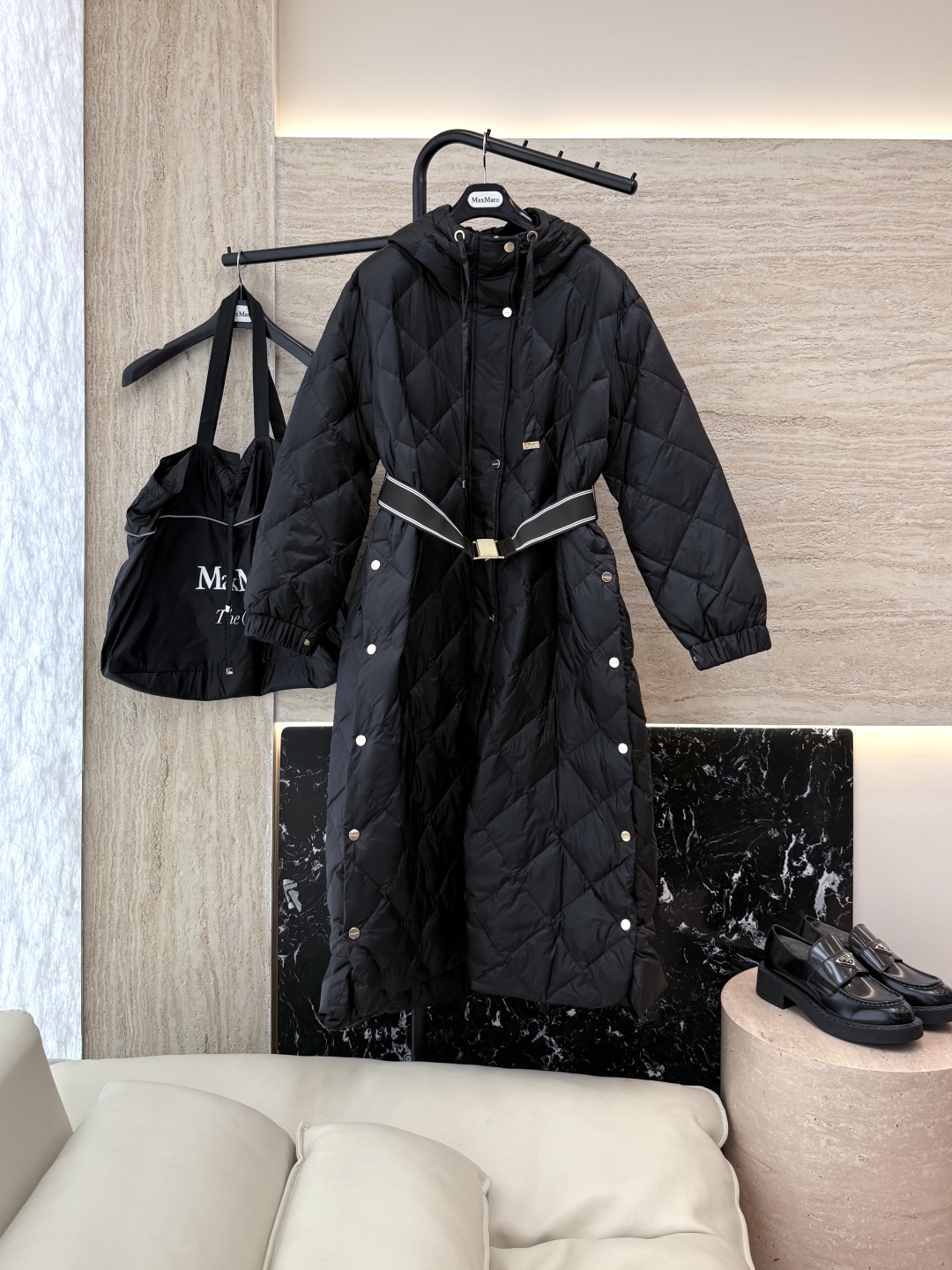 M670#新款羽绒服⚠️2025。
Max 菱形格 90% 白鹅绒 带帽 修身款 定制腰带长款 羽绒服 