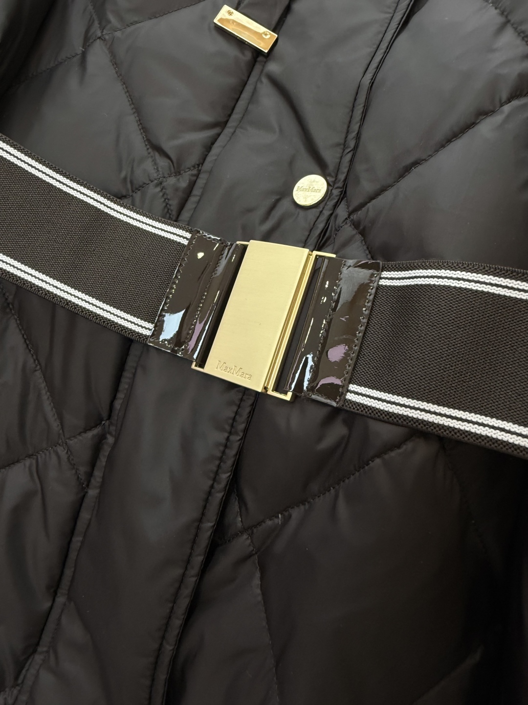 M670#新款羽绒服⚠️2025。
Max 菱形格 90% 白鹅绒 带帽 修身款 定制腰带长款 羽绒服 