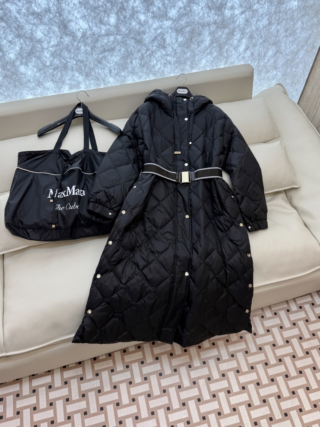 M670#新款羽绒服⚠️2025。
Max 菱形格 90% 白鹅绒 带帽 修身款 定制腰带长款 羽绒服 