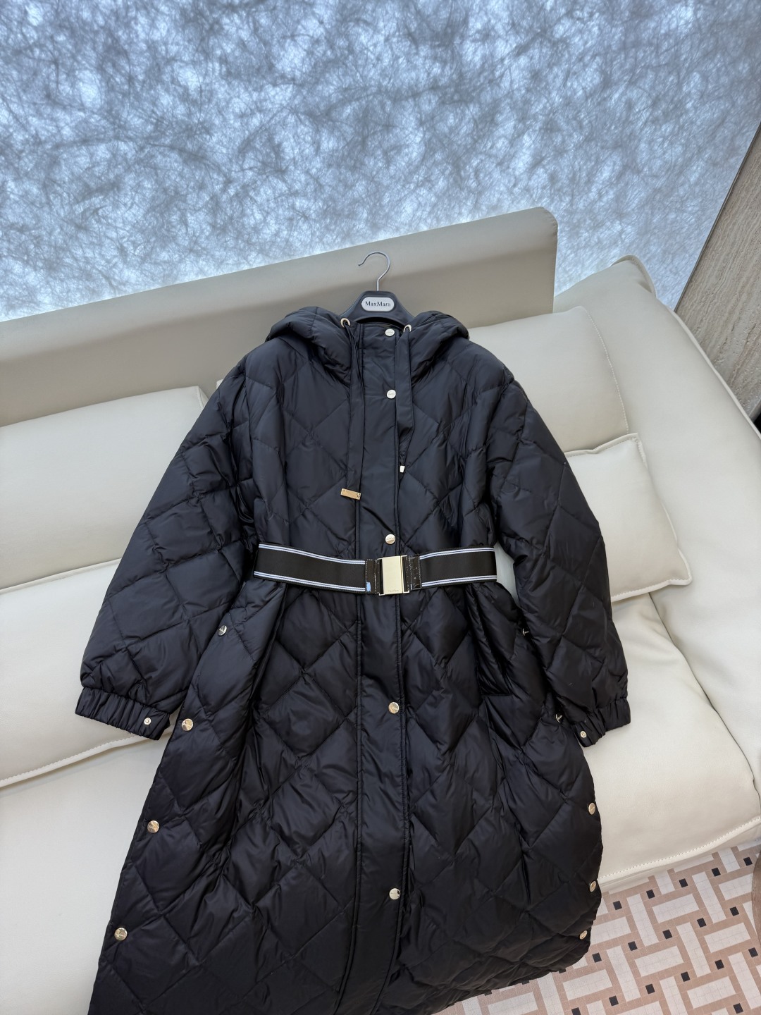 M670#新款羽绒服⚠️2025。
Max 菱形格 90% 白鹅绒 带帽 修身款 定制腰带长款 羽绒服 