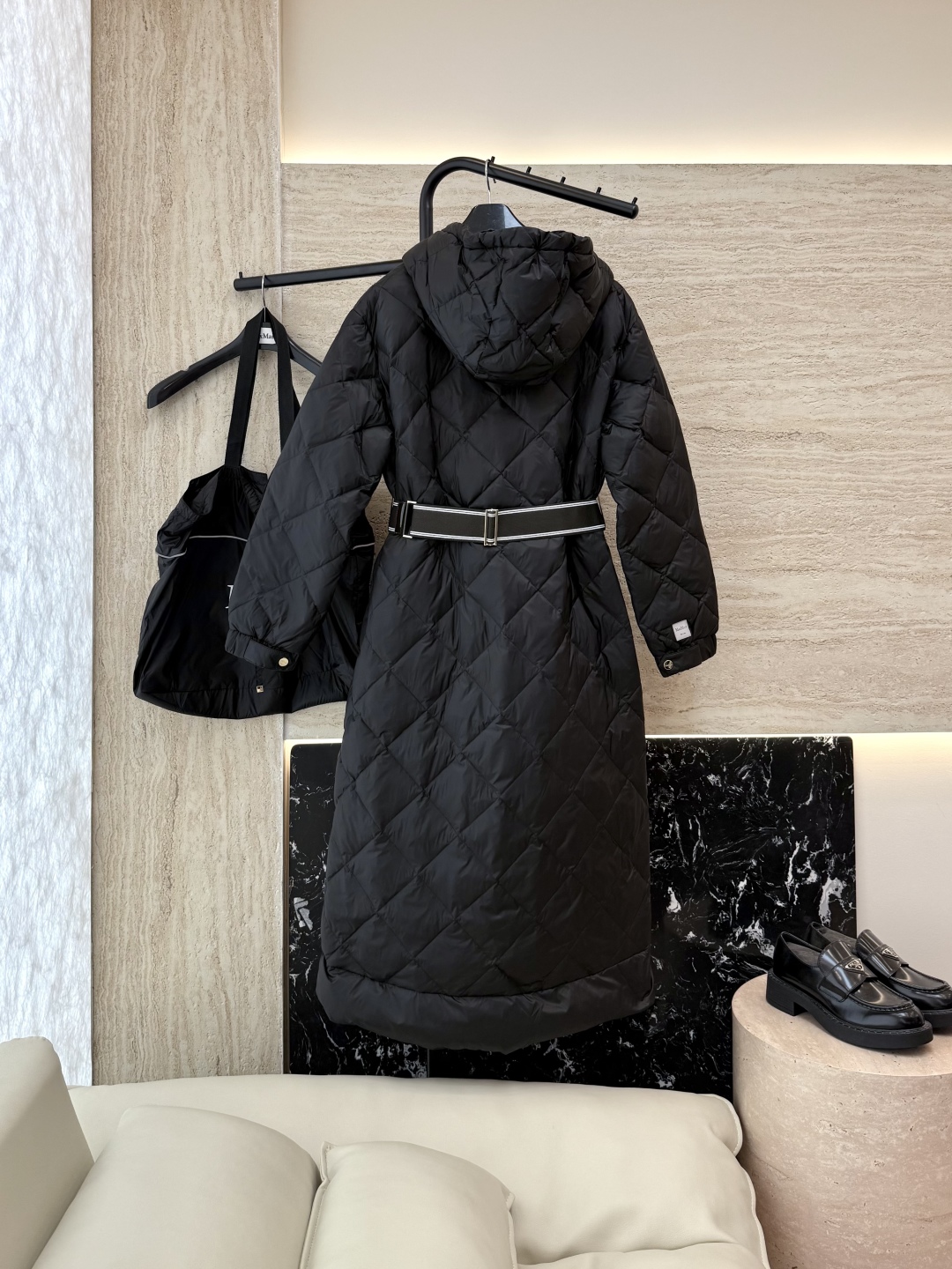 M670#新款羽绒服⚠️2025。
Max 菱形格 90% 白鹅绒 带帽 修身款 定制腰带长款 羽绒服 