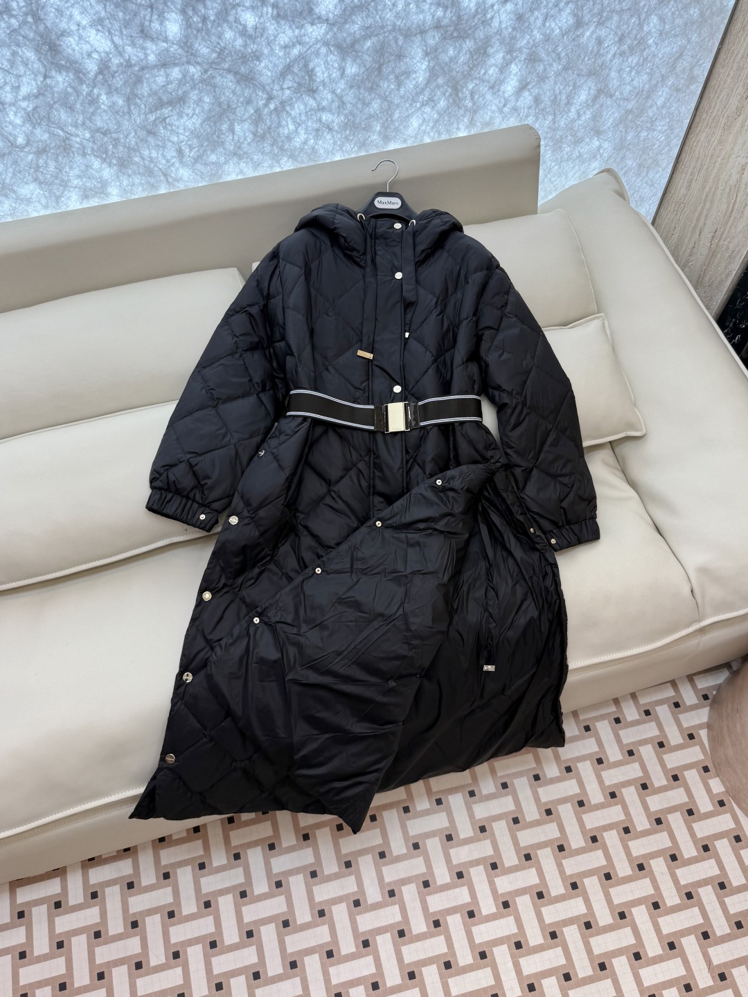 M670#新款羽绒服⚠️2025。
Max 菱形格 90% 白鹅绒 带帽 修身款 定制腰带长款 羽绒服 