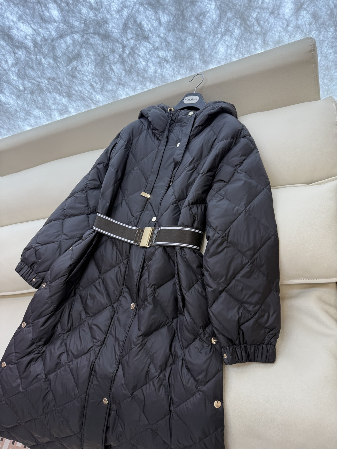 M670#新款羽绒服⚠️2025。
Max 菱形格 90% 白鹅绒 带帽 修身款 定制腰带长款 羽绒服 