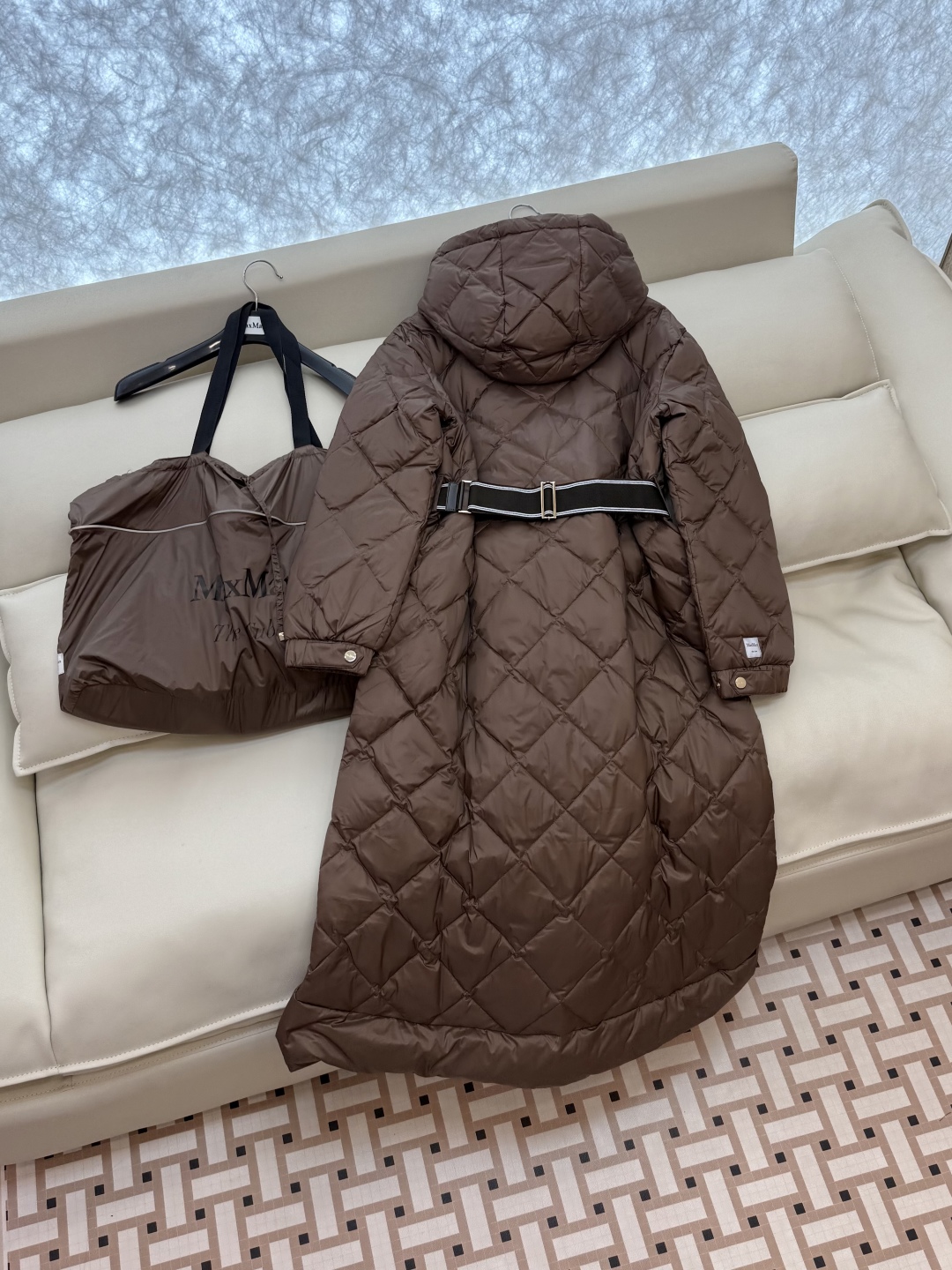 M670#新款羽绒服⚠️2025。
Max 菱形格 90% 白鹅绒 带帽 修身款 定制腰带长款 羽绒服 