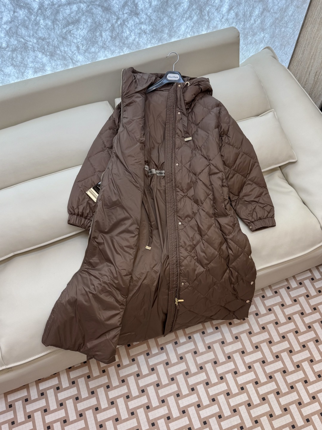 M670#新款羽绒服⚠️2025。
Max 菱形格 90% 白鹅绒 带帽 修身款 定制腰带长款 羽绒服 