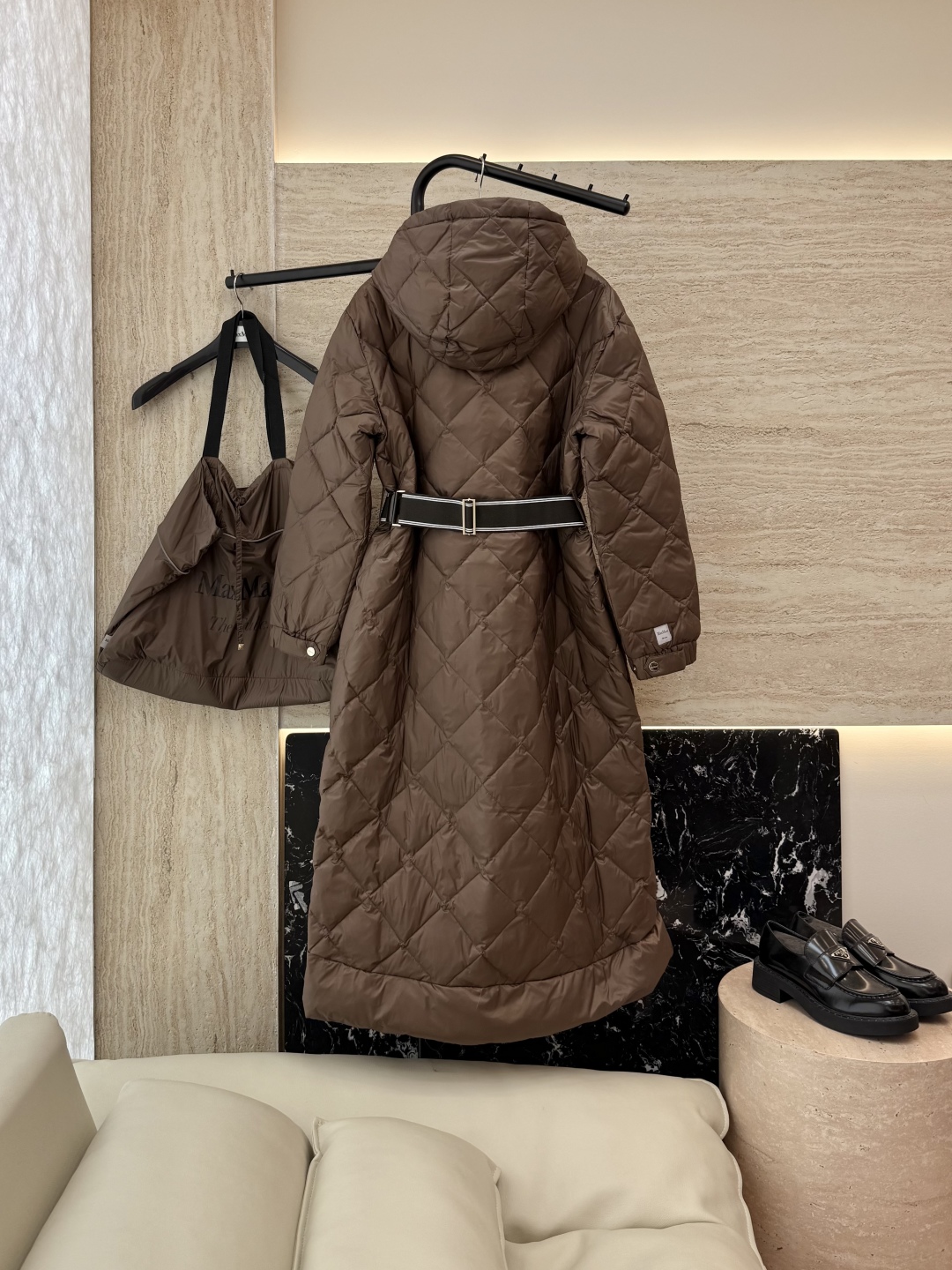 M670#新款羽绒服⚠️2025。
Max 菱形格 90% 白鹅绒 带帽 修身款 定制腰带长款 羽绒服 