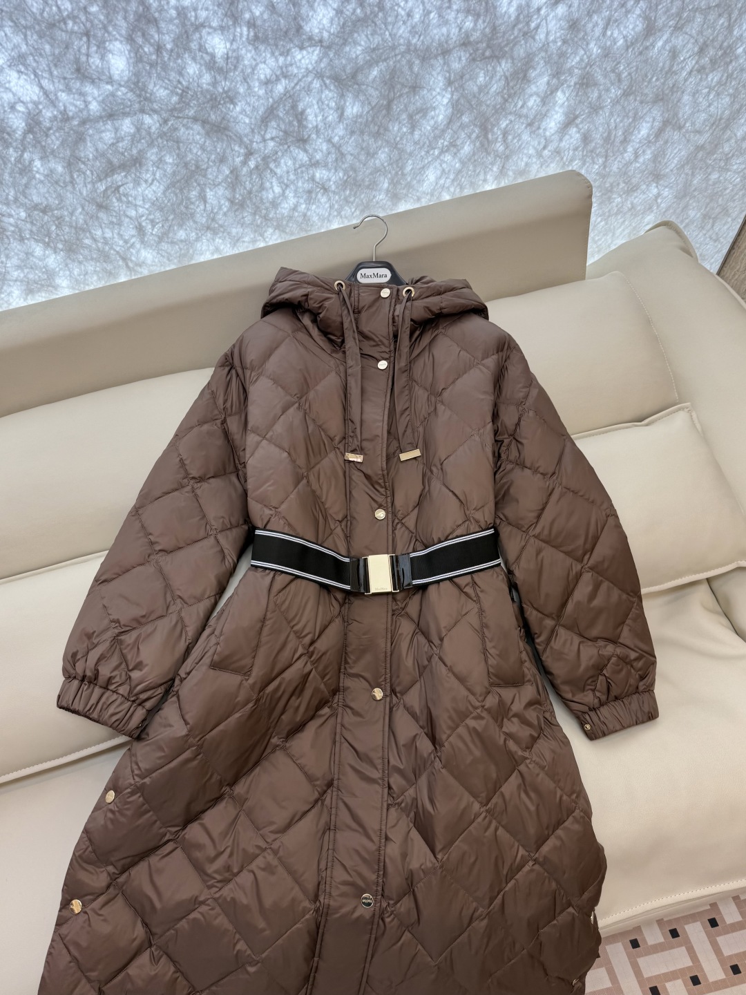 M670#新款羽绒服⚠️2025。
Max 菱形格 90% 白鹅绒 带帽 修身款 定制腰带长款 羽绒服 