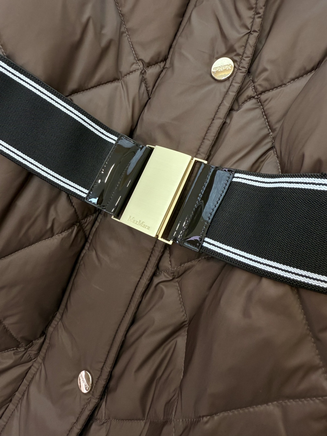 M670#新款羽绒服⚠️2025。
Max 菱形格 90% 白鹅绒 带帽 修身款 定制腰带长款 羽绒服 
