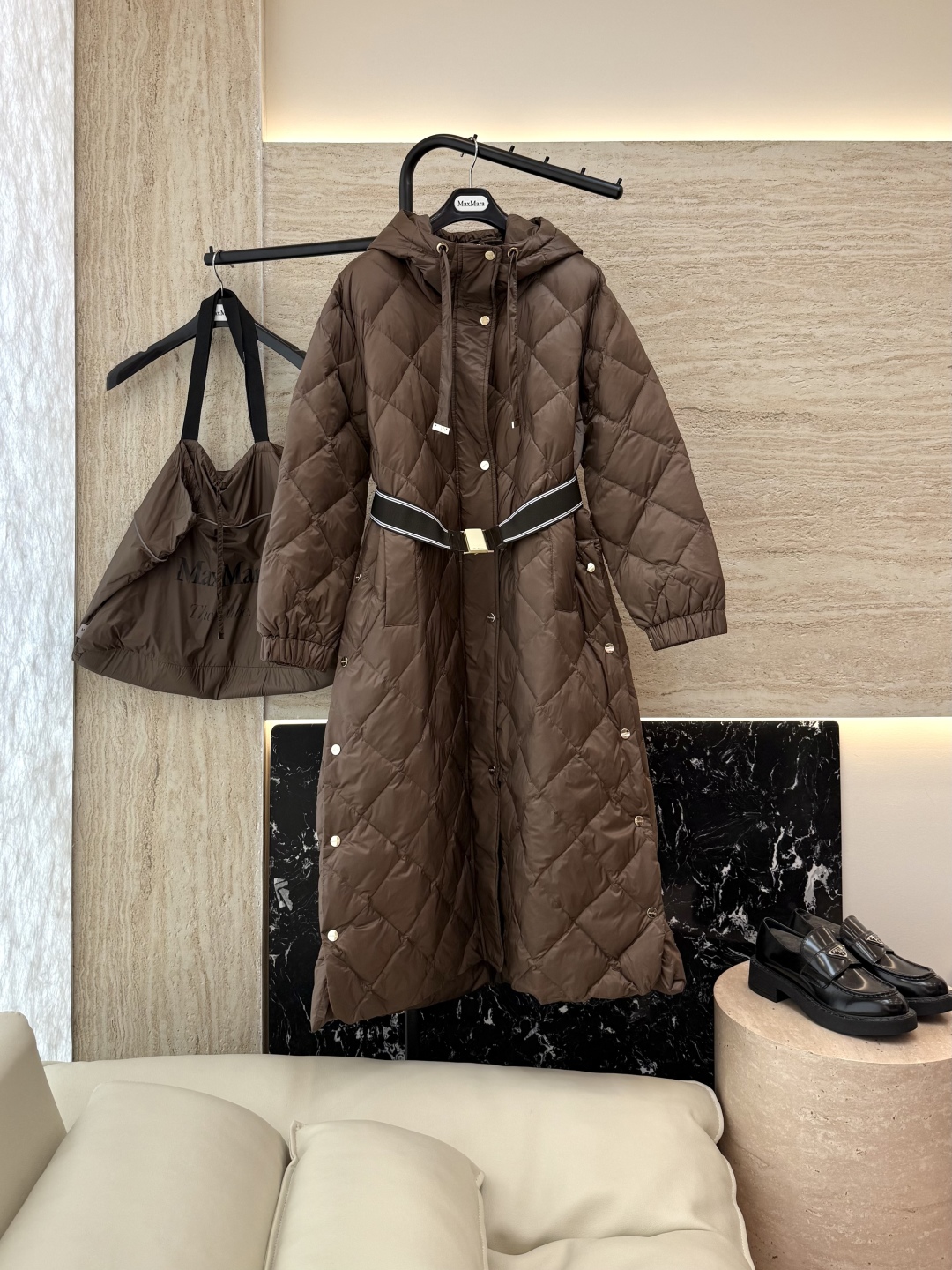 M670#新款羽绒服⚠️2025。
Max 菱形格 90% 白鹅绒 带帽 修身款 定制腰带长款 羽绒服 