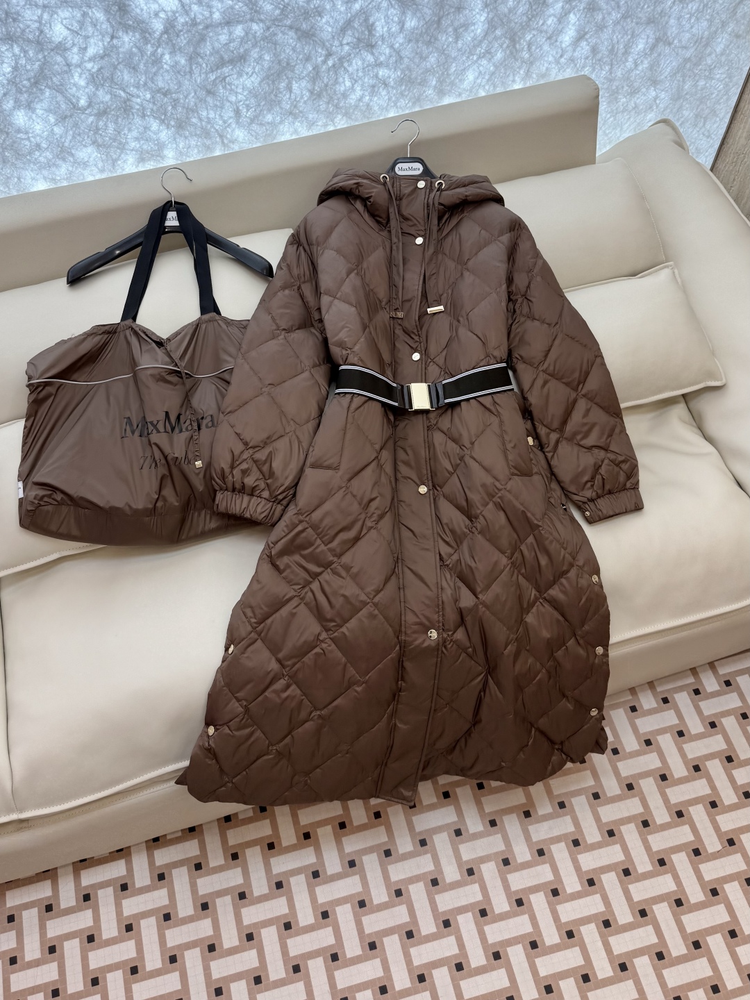 M670#新款羽绒服⚠️2025。
Max 菱形格 90% 白鹅绒 带帽 修身款 定制腰带长款 羽绒服 