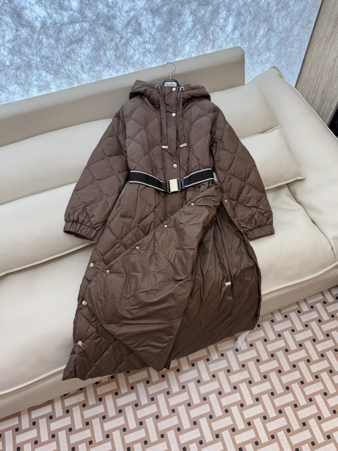 M670#新款羽绒服⚠️2025。
Max 菱形格 90% 白鹅绒 带帽 修身款 定制腰带长款 羽绒服 