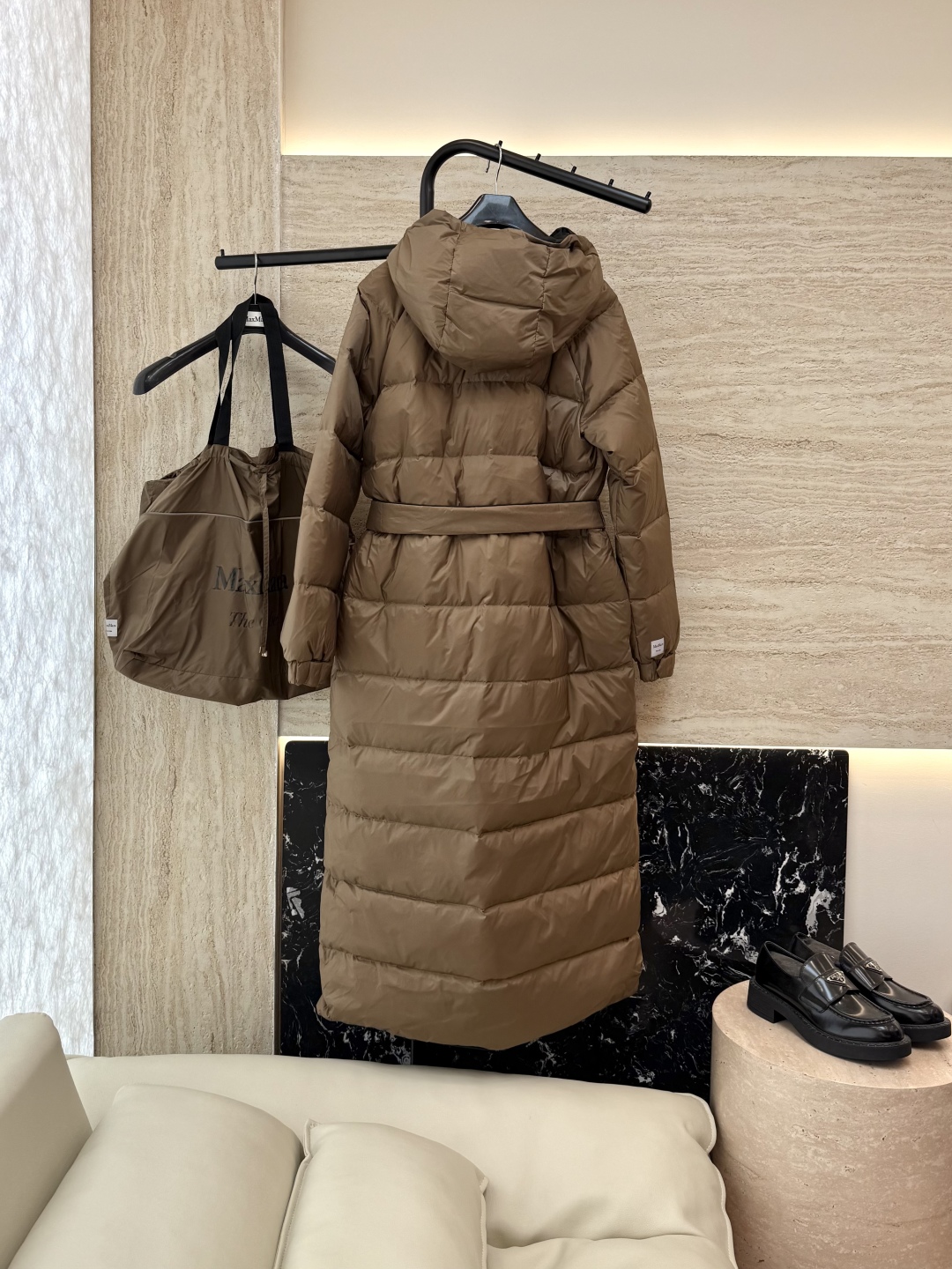 M235#新款羽绒服⚠️2025。
max mara  配原包装 原标高定版  腰带款 两面穿 加长90