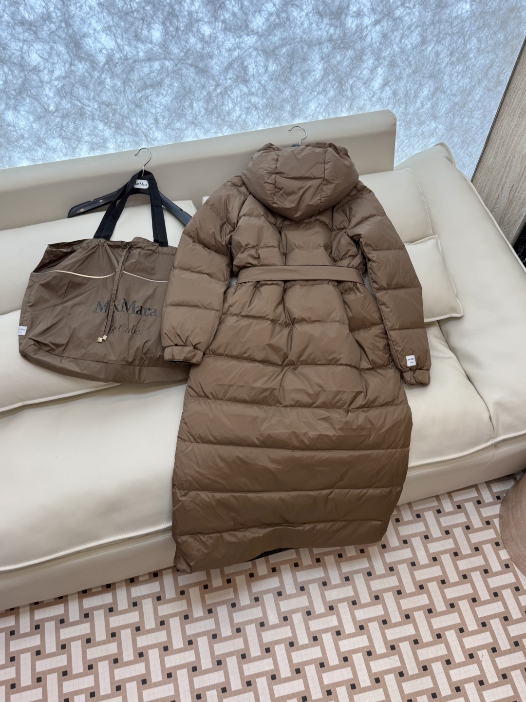 M235#新款羽绒服⚠️2025。
max mara  配原包装 原标高定版  腰带款 两面穿 加长90