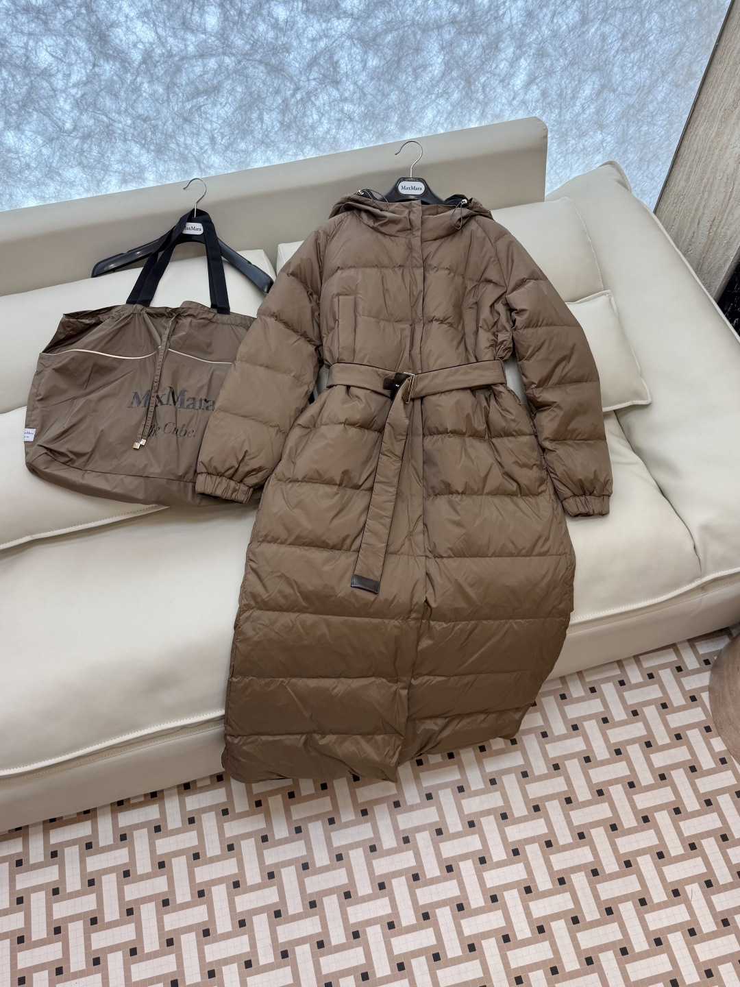M235#新款羽绒服⚠️2025。
max mara  配原包装 原标高定版  腰带款 两面穿 加长90
