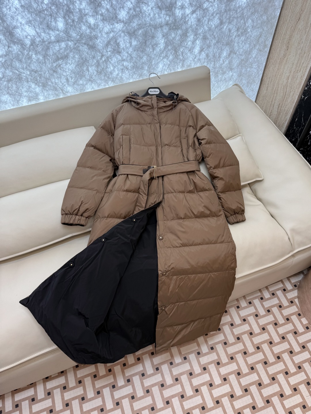 M235#新款羽绒服⚠️2025。
max mara  配原包装 原标高定版  腰带款 两面穿 加长90