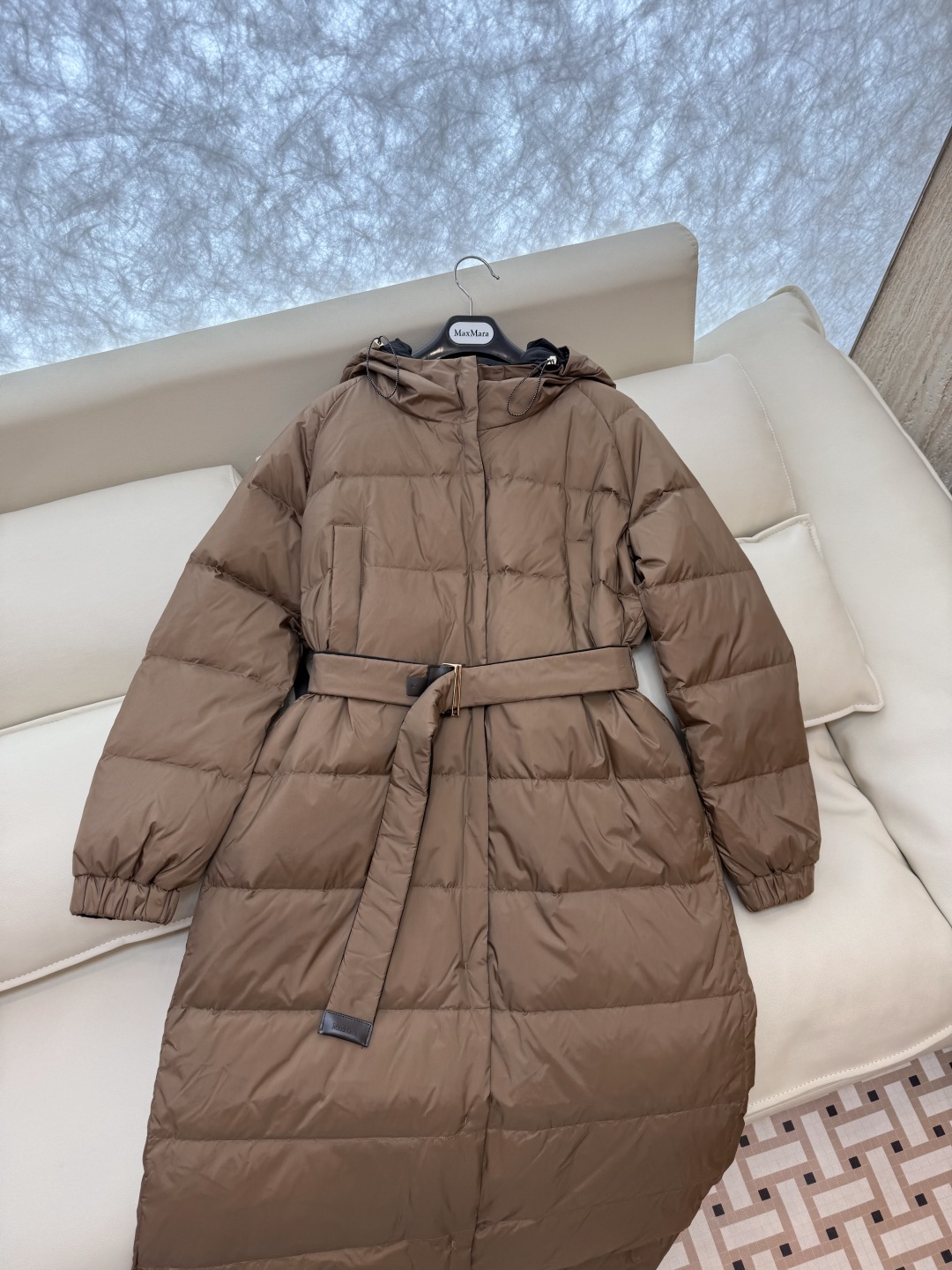 M235#新款羽绒服⚠️2025。
max mara  配原包装 原标高定版  腰带款 两面穿 加长90
