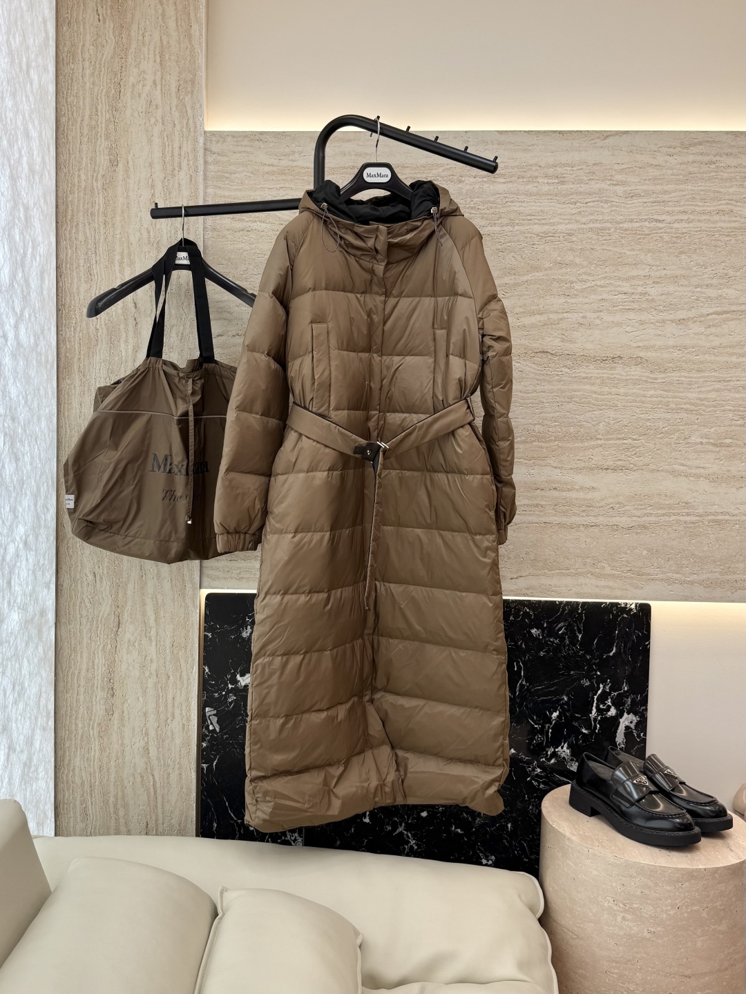 M235#新款羽绒服⚠️2025。
max mara  配原包装 原标高定版  腰带款 两面穿 加长90