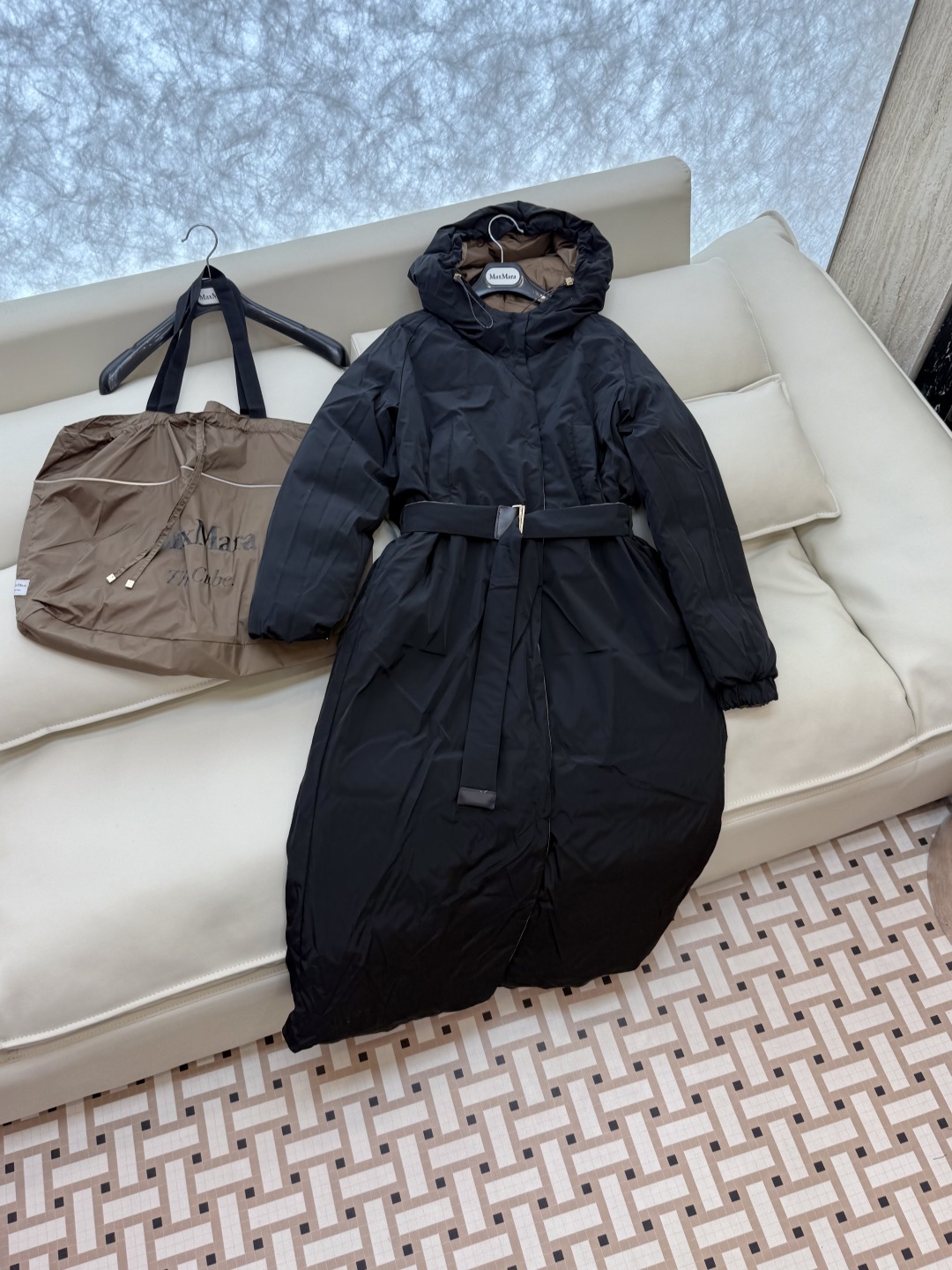 M235#新款羽绒服⚠️2025。
max mara  配原包装 原标高定版  腰带款 两面穿 加长90