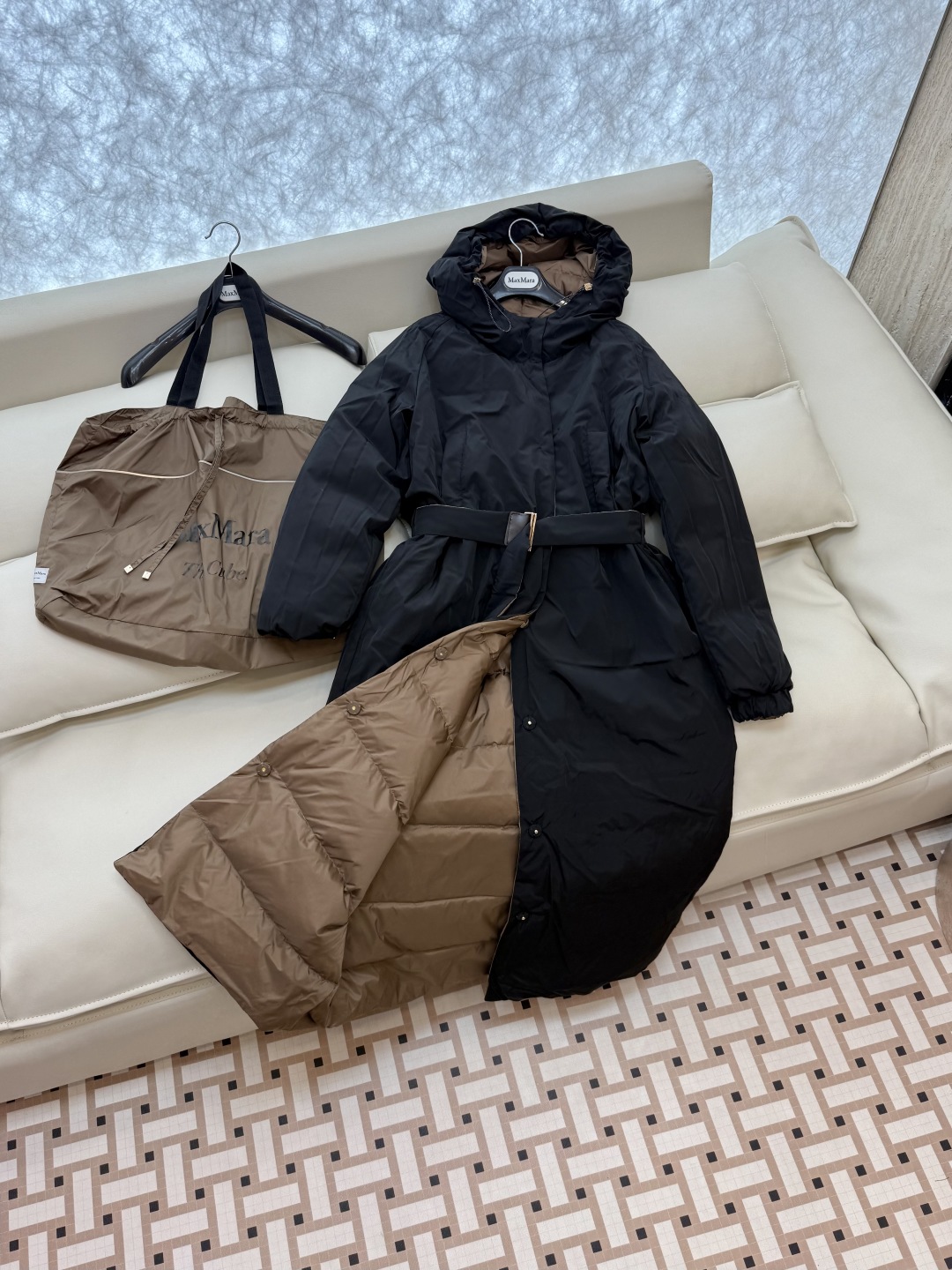 M235#新款羽绒服⚠️2025。
max mara  配原包装 原标高定版  腰带款 两面穿 加长90
