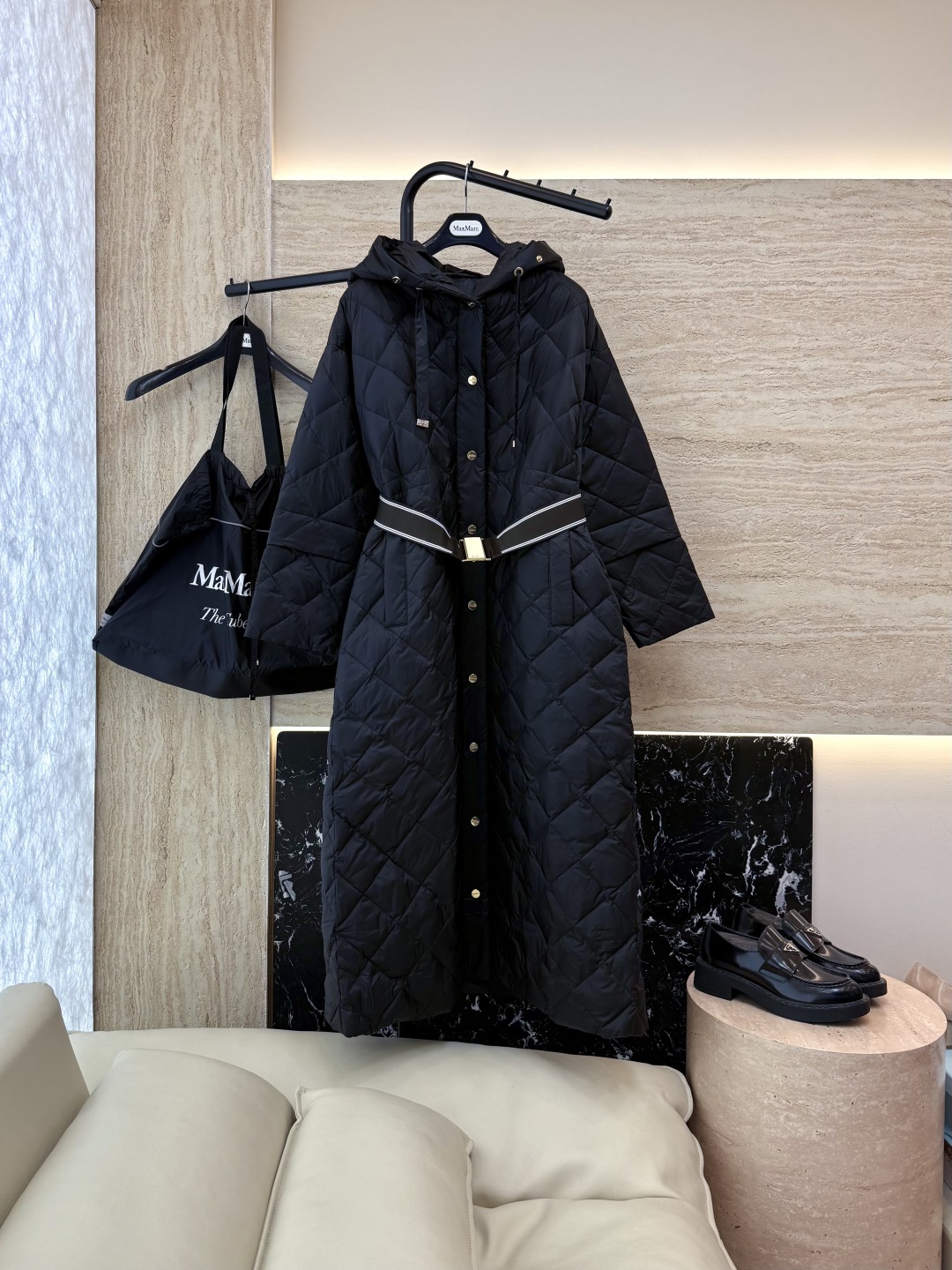 M629#新款羽绒服⚠️2025。
Max 菱形格 90% 白鹅绒 带帽 修身款 定制腰带 长款 羽绒服