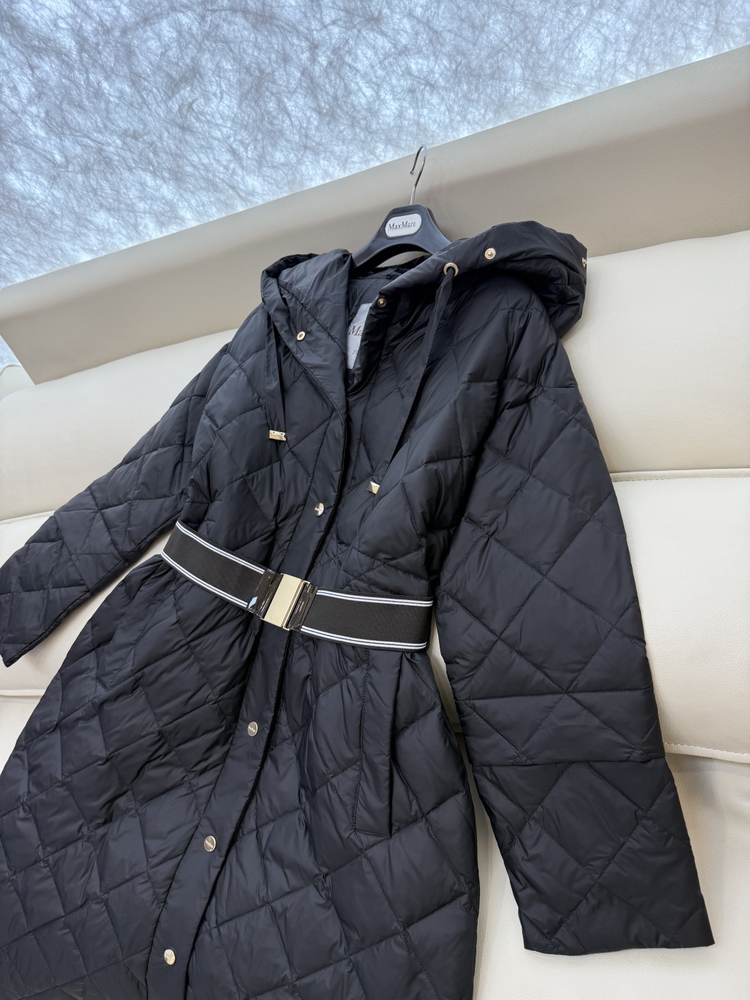 M629#新款羽绒服⚠️2025。
Max 菱形格 90% 白鹅绒 带帽 修身款 定制腰带 长款 羽绒服