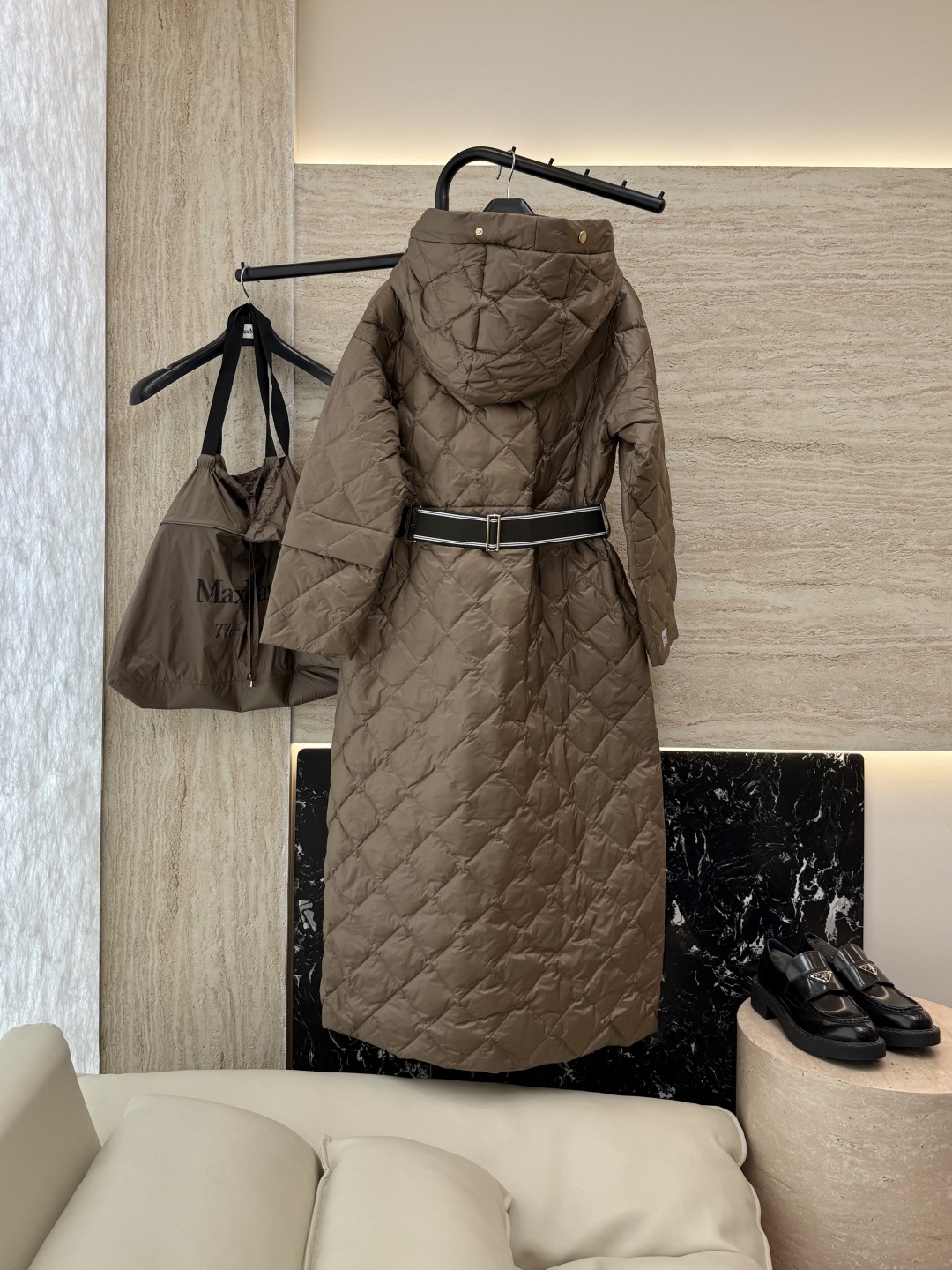 M629#新款羽绒服⚠️2025。
Max 菱形格 90% 白鹅绒 带帽 修身款 定制腰带 长款 羽绒服
