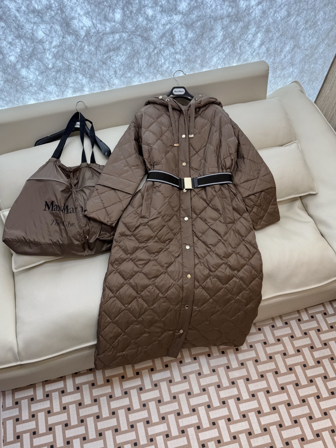 M629#新款羽绒服⚠️2025。
Max 菱形格 90% 白鹅绒 带帽 修身款 定制腰带 长款 羽绒服