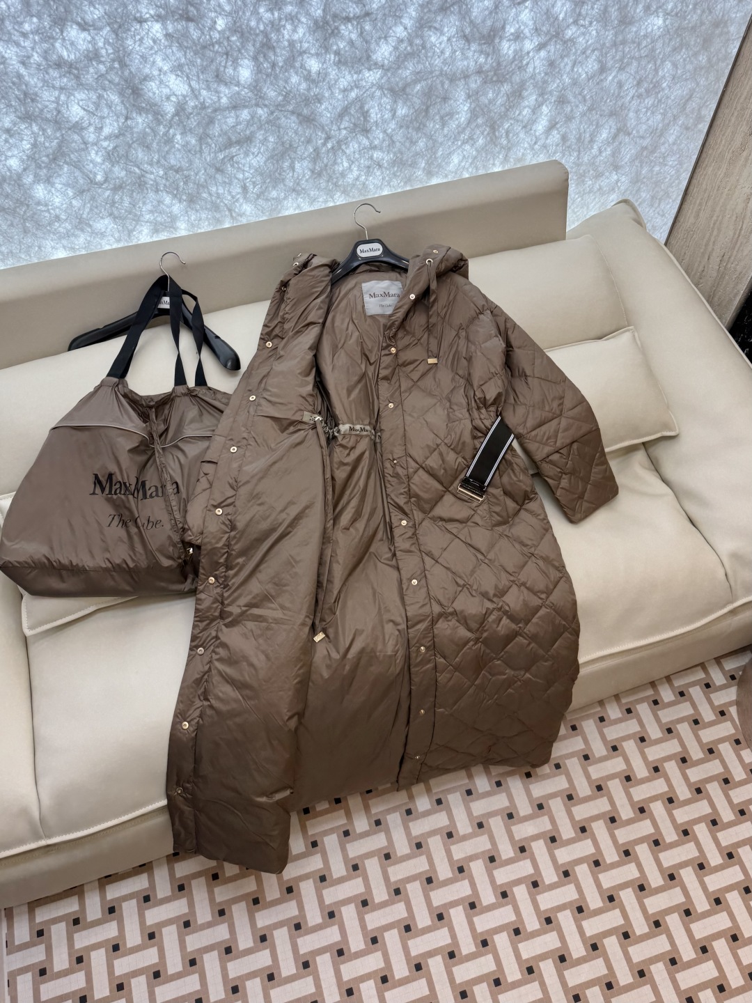 M629#新款羽绒服⚠️2025。
Max 菱形格 90% 白鹅绒 带帽 修身款 定制腰带 长款 羽绒服