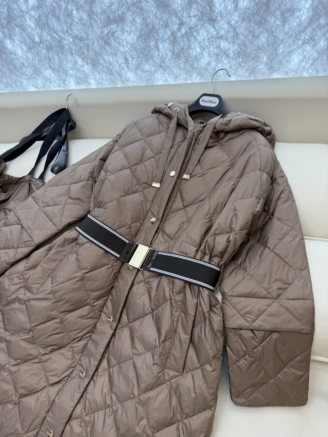 M629#新款羽绒服⚠️2025。
Max 菱形格 90% 白鹅绒 带帽 修身款 定制腰带 长款 羽绒服