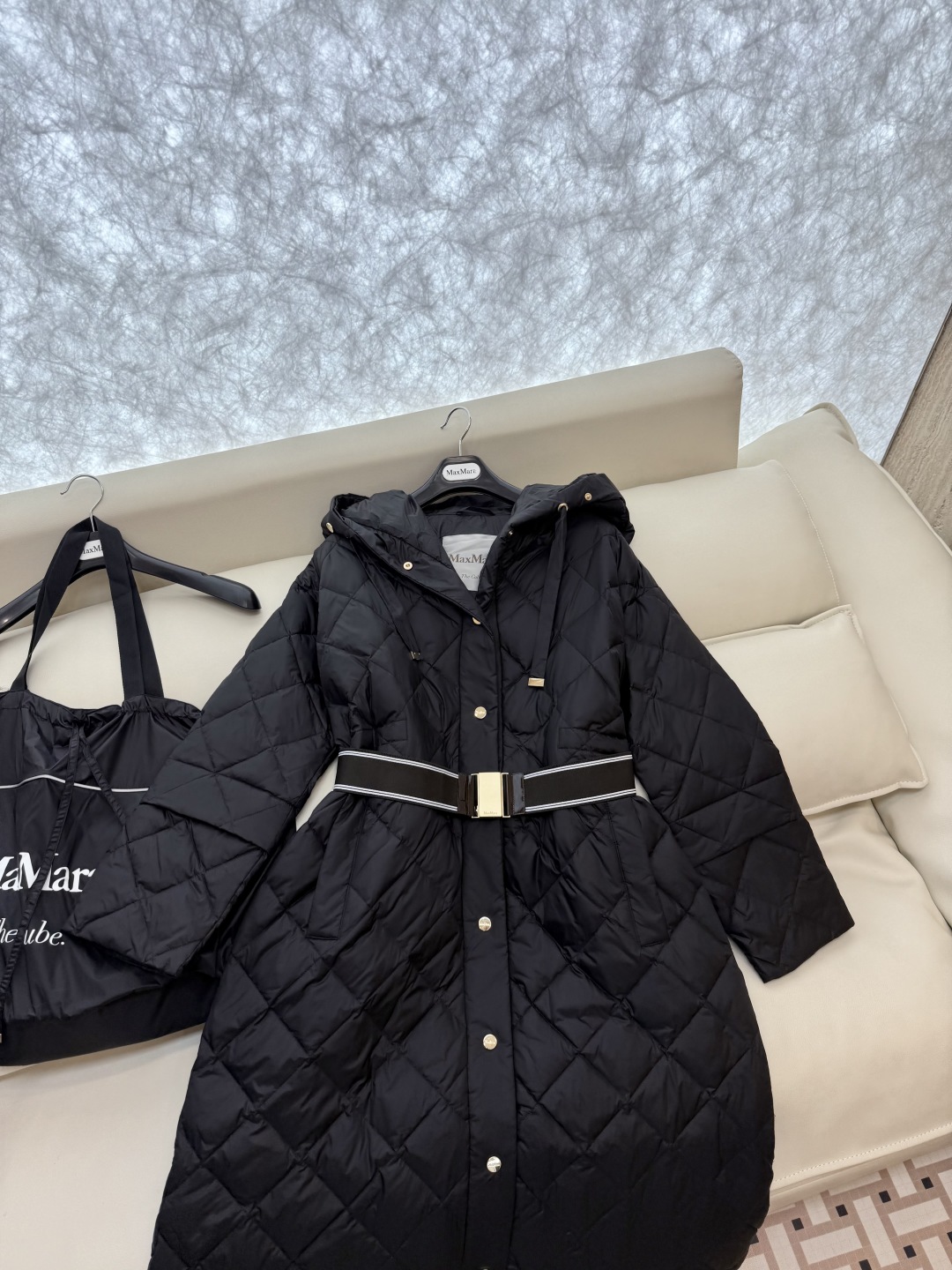 M629#新款羽绒服⚠️2025。
Max 菱形格 90% 白鹅绒 带帽 修身款 定制腰带 长款 羽绒服