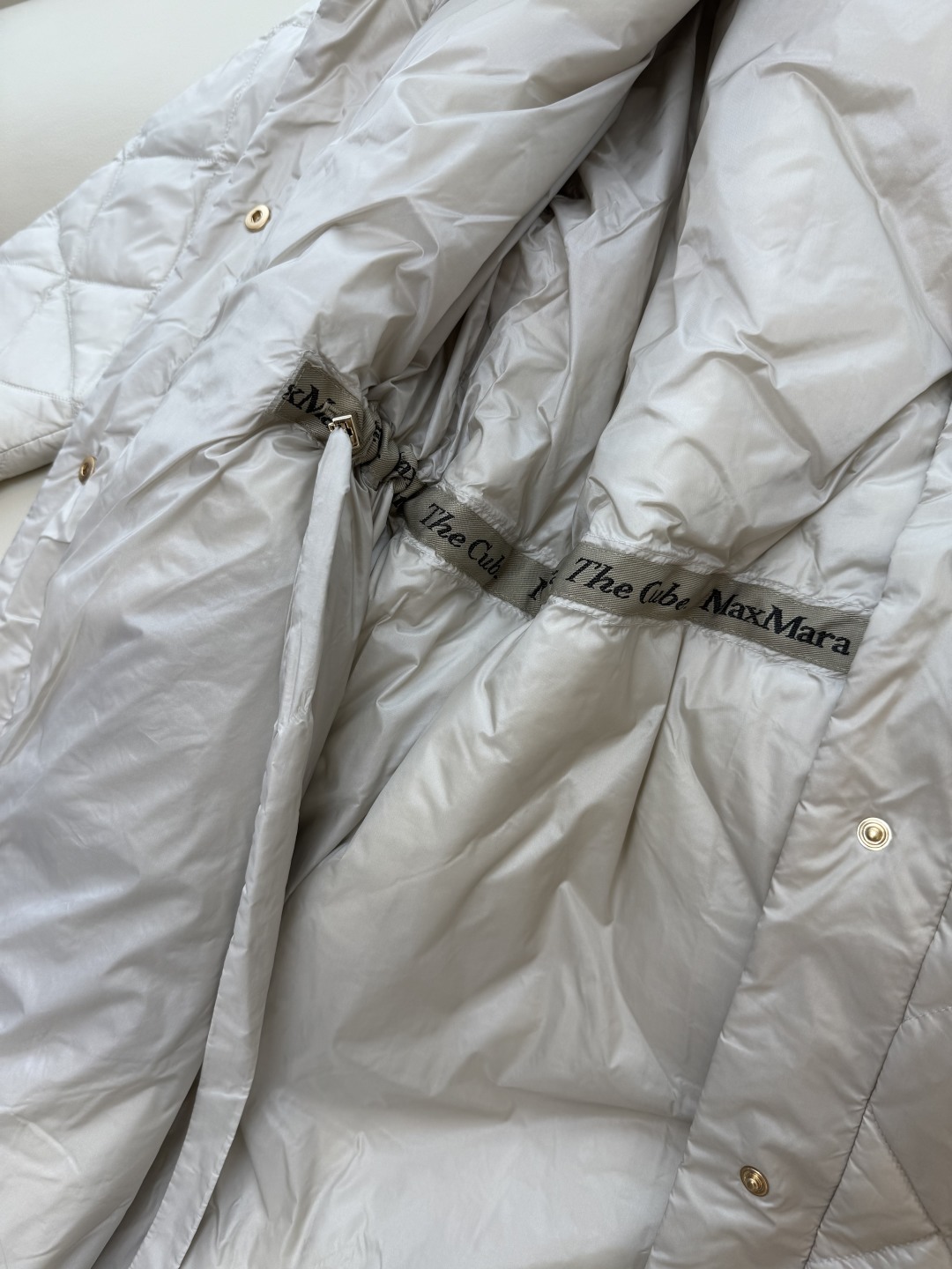M629#新款羽绒服⚠️2025。
Max 菱形格 90% 白鹅绒 带帽 修身款 定制腰带 长款 羽绒服
