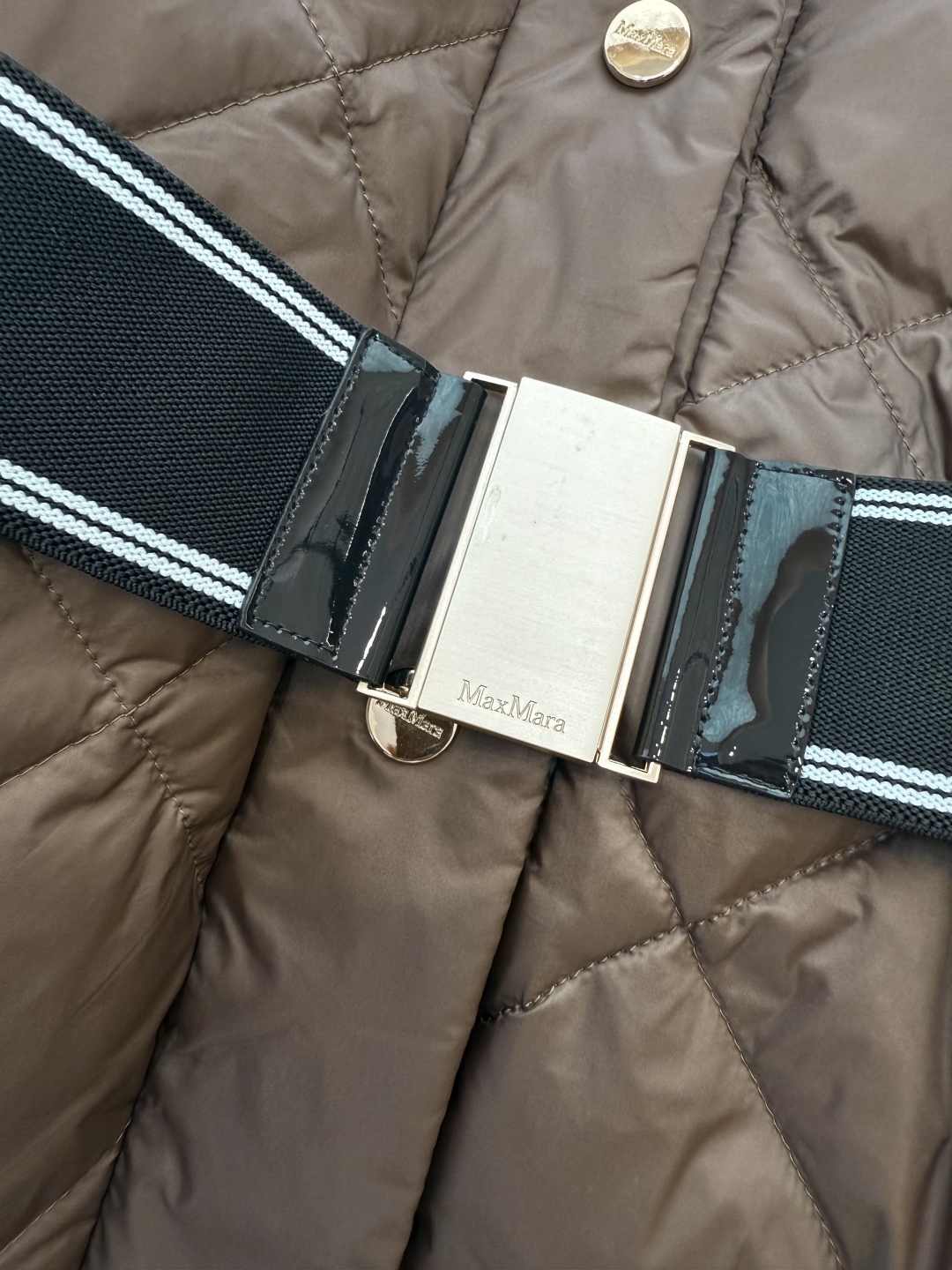 M629#新款羽绒服⚠️2025。
Max 菱形格 90% 白鹅绒 带帽 修身款 定制腰带 长款 羽绒服