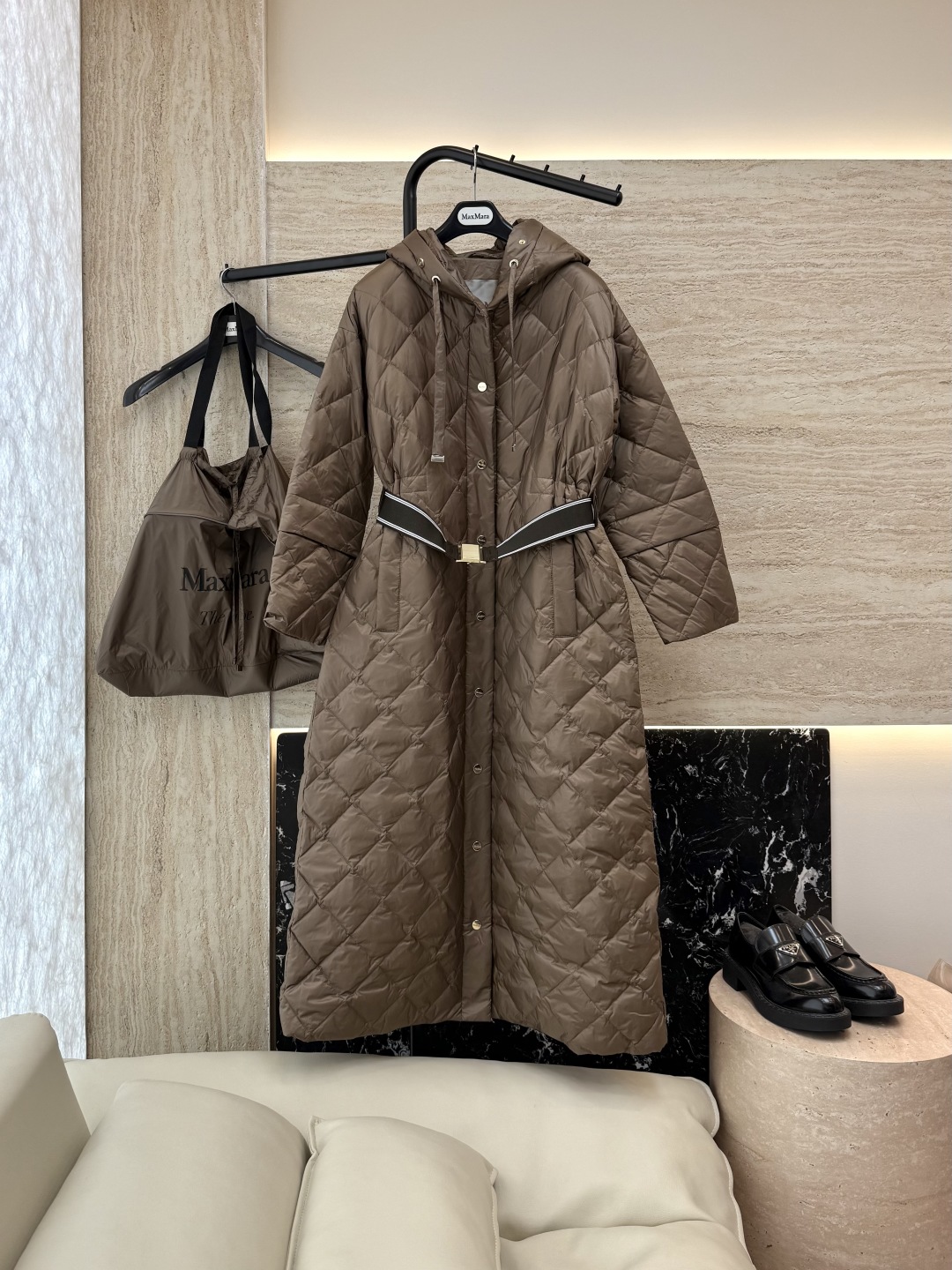 M629#新款羽绒服⚠️2025。
Max 菱形格 90% 白鹅绒 带帽 修身款 定制腰带 长款 羽绒服