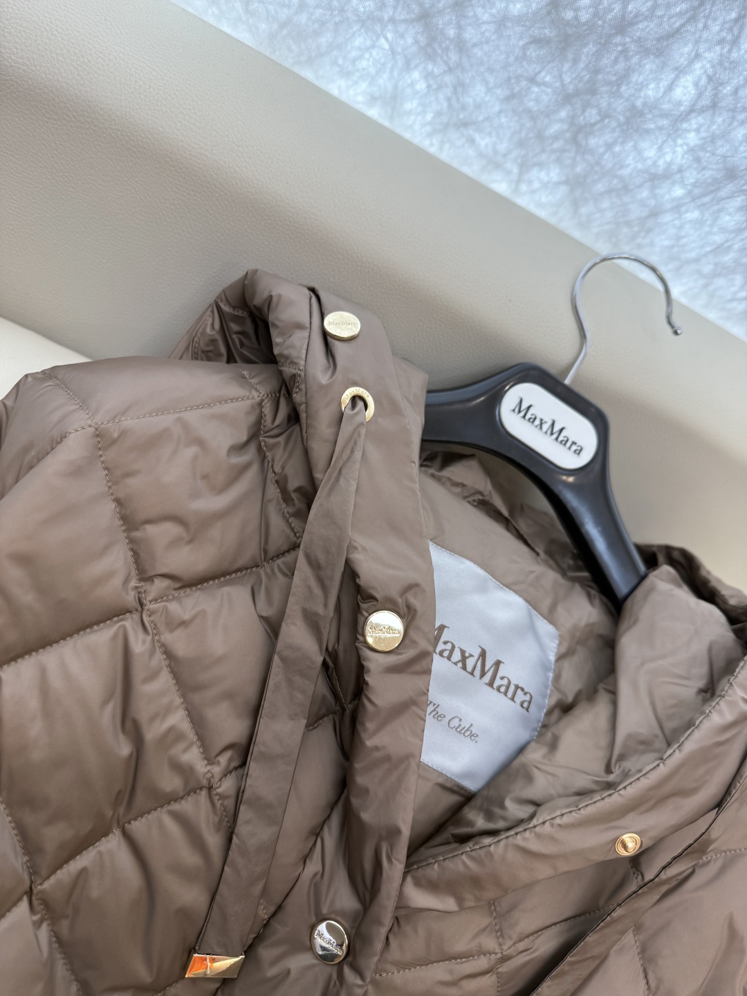 M629#新款羽绒服⚠️2025。
Max 菱形格 90% 白鹅绒 带帽 修身款 定制腰带 长款 羽绒服